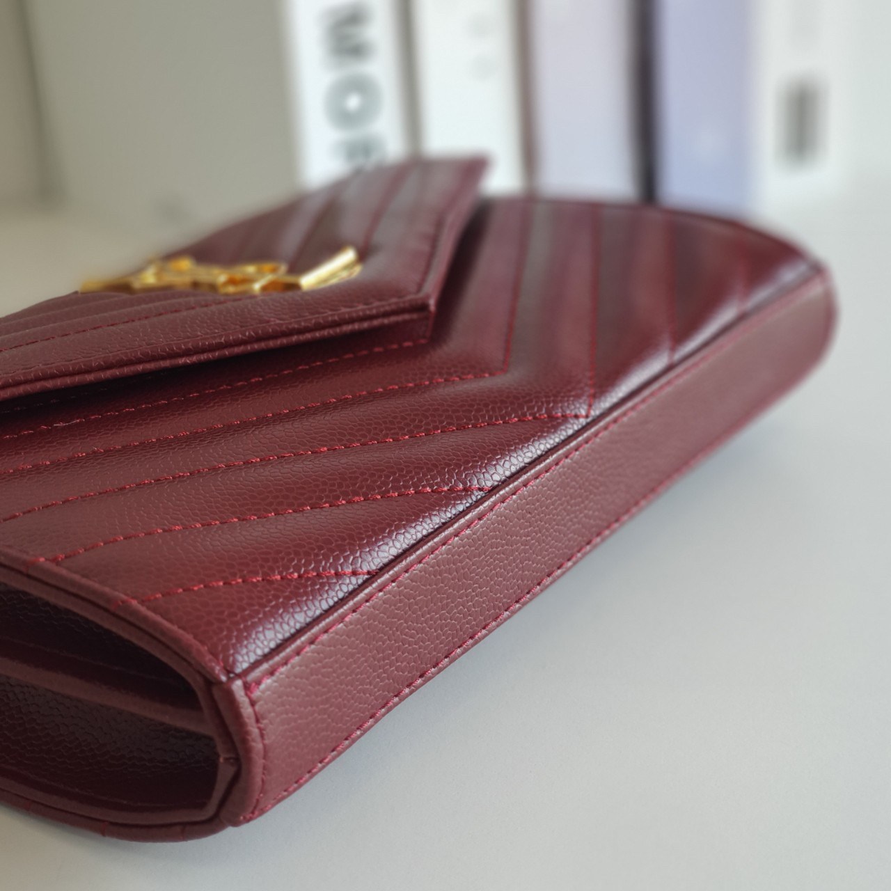 YVES SAINT LAURENT YSL BAG VIP GIFT WITH PURCHASE (GWP) พรีเมี่ยมกิ้ฟ Limited Edition จาก YSL DUTY FREE COUNTER วัสดุหนังแท้ลายคาเวียร์ ทรงหน้าจดหมายลายทาง สวยหรูมาก อะไหล่ทอง เปิดปิดด้วยกระดุมแม่เหล็ก ภายในโล่งมี2ช่องใหญ่ ช่องซิปใหญ่ มีที่ใส่บัตร12ใบ มาพ