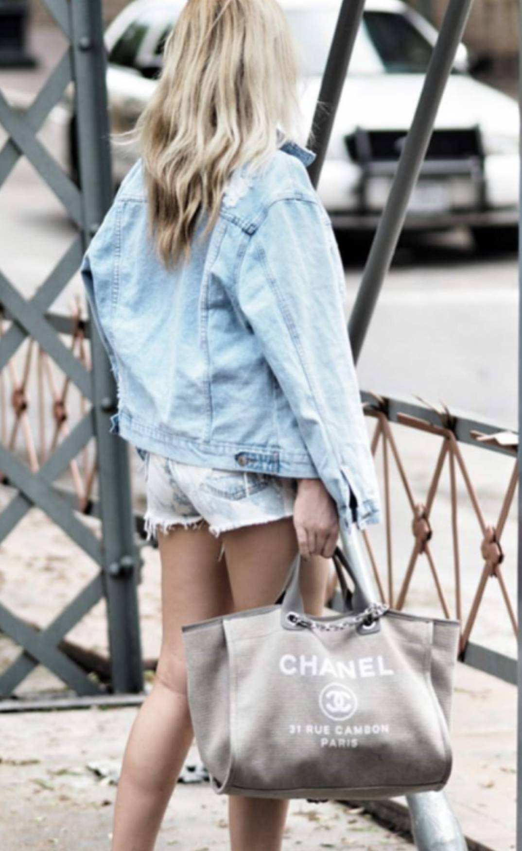 How Cute! 🎄🎄 รุ่นใหม่ล่าสุด!! ที่สาวๆรอคอย Chanel tote canvas bag จากงานพรีเมี่ยม VIP GIFT รุ่นดังเลยค้า Size ใหญ่อลัง บอกเลยว่า **งานดีที่สุด ตัวกระเป๋า กระเป๋าผ้าเป็นผ้า canvas เนื้อดีสมราคา สัมผัส นุ่มลื่นมือมากกกก อะไหล่เงินปั้มแบรนด์แ