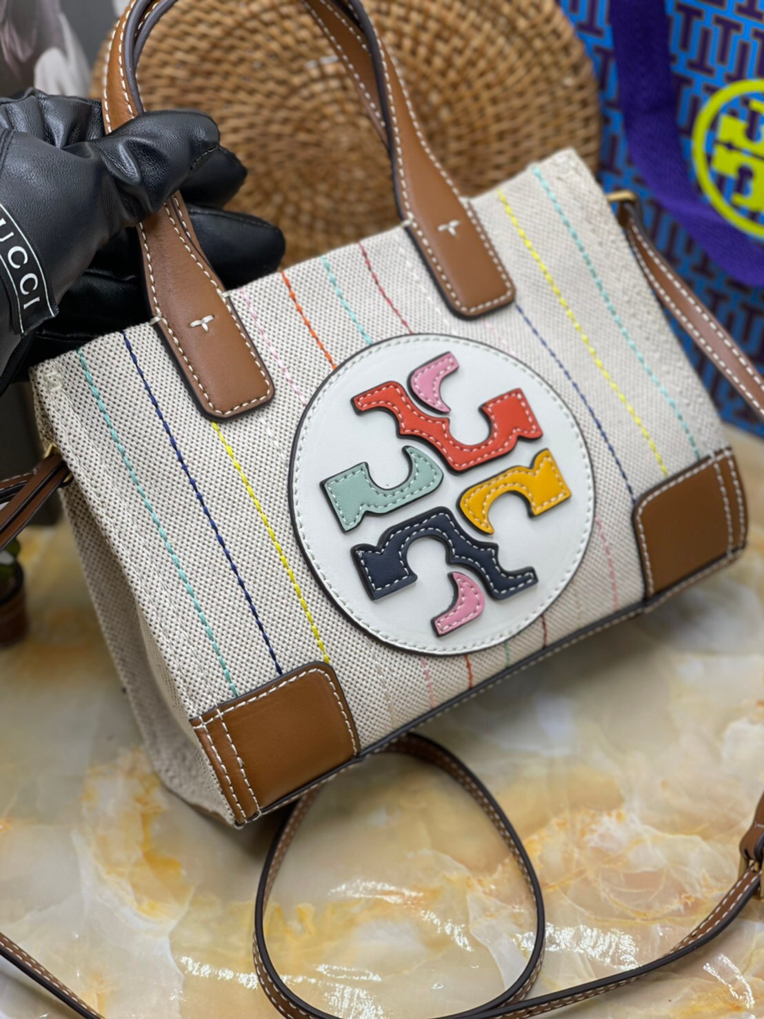 Tory burch ella multi stitch canvas micro tote กระเป๋าใบนี้บอกเลยว่าสไตล์เก๋และแปลกตาเลยทีเดียว กระเป๋าทรงสี่เหลี่ยมขนาดมินิ มีสายเล็กๆ สำหรับสะพายข้าง ลวดลายและสีสันบนกระเป๋ามีเอกลักษณ์ความเป็นวินเทจแบบทอรี่โดยเฉพาะ เป็นอีกหนึ่งแอ็กเซสเซอรี่ที่ทางแบรนด์ร