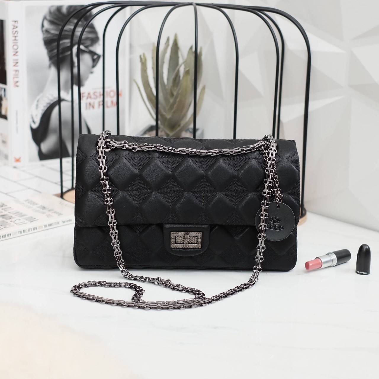 KEEP classic chain shoulder bag 👜 กระเป๋าทรงสวย คอลเลคชั่นใหม่ผลิตจากหนัง Microfiber สวย นิ่มมากๆ ทนทานกว่าเดิม !! ตัวกระเป๋าขนาดกำลังดี เย็บลายเเบบ Hand crafty สวย มีสไตล์สามารถใส่ กระเป๋าตังค์ยาว มือถือได้คะ สายโซ่อะไหล่ เทาดำ ดูคลาสสิคมาก ปรับไ