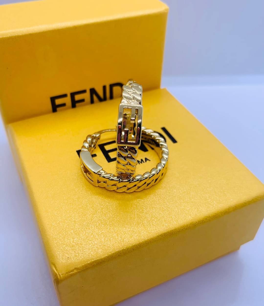 Fendi earring ต่างหูเฟนดิ เกรดออริจินอล งานเคลือบโลหะทอง ไม่ลอกไม่ดำ เงาสวยคล้ายของจริงมากที่สุด สวยหรูหรา ผู้ดี ไฮโซสุดๆ งานเล่นไฟสวยมากค่ะ คอนเฟิม !!!!! เกรดสั่งทำแบบละเอียดที่สุด เก็บรายละเอียดครบ ปั้มโลโก้ สวยมากค่ะ