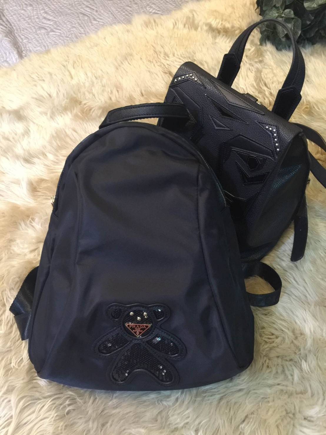 Don't Miss! PRADA NYLON BACKPACK กระเป๋าสะพายเป้ พรีเมี่ยมกิ้ฟจากเคาน์เตอร์ต่างประเทศรุ่น Limited edition ที่ฮ๊อตสุดๆ วัสดุเป็น Nylon เนื้อหนาคุณภาพดีตามแบบฉบับของแบรนด์ ขนาดกำลังดี น้ำหนักเบา ด้านหน้าเป็นลายหมีปั๊กกลิ้ตเตอร์โลโก้แบรนด์อะไหล่ทองหรู ภ