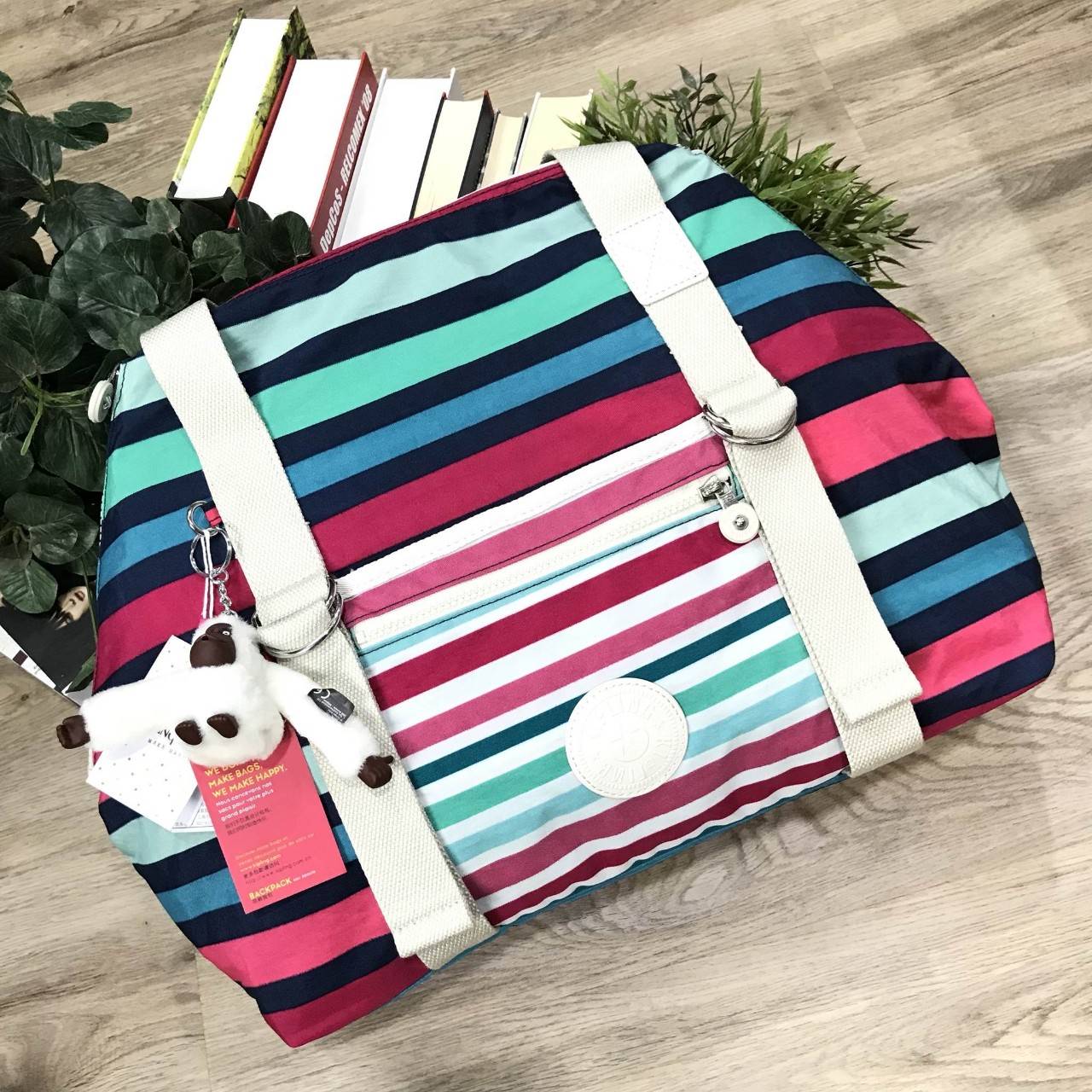 NEW ARRIVAL! KIPLING ART (LARGE) TOTE BAG 2018 กระเป๋าถือหรือสะพายรุ่นใหม่ใบใหญ่จุใจสาวๆที่สัมภาระเยอะ วัสดุ Nylon+Polyester 100% น้ำหนักเบา โดดเด่นที่สามารถรูดซิปมุมกระเป๋าเปลี่ยนทรงได้ไม่จำเจ มีหูหิ้วสะพายไหล่ได้ มือจับหูหิ้วเป็นหนังปั้มโลโก้ พวงกุญเเจล