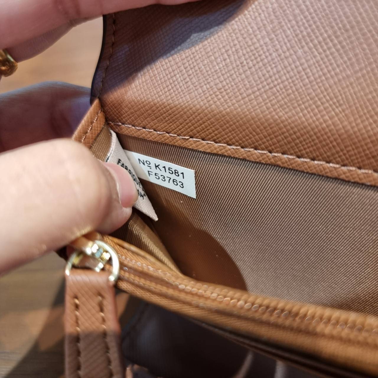 COACH F53763 TRIFOLD WALLET IN SIGNATURE กลับมาแล้วจ้า!! รุ่นขายดี!! 💓 ดีไซน์ใหม่ กระเป๋าสตางค์ใบยาว แถมที่ห้อยใส่บัตรแยกให้ (ถอดออกได้) น่ารักมากๆ ใช้งานง่าย เปิด-ปิดด้วยกระดุม ภายในใส่ธนบัตร ใส่บัตรได้เยอะ ใส่มือถือได้ไปอีก!! จุใจสุดๆ บอกเลยว่าใ