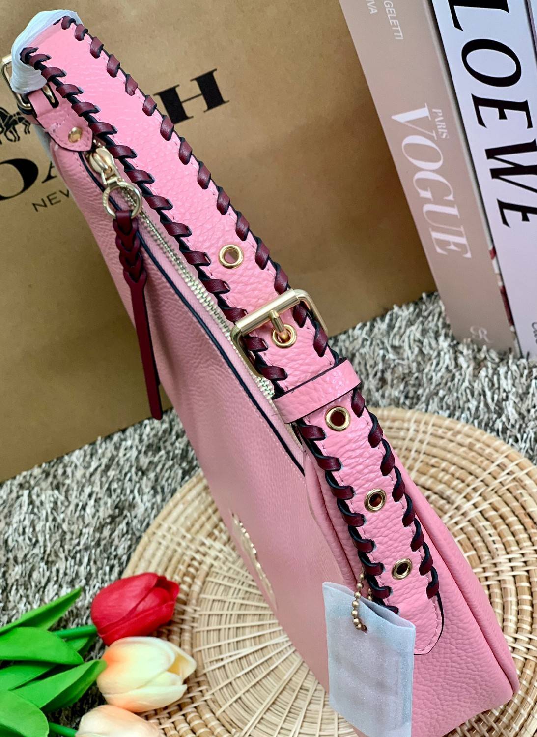 COACH BAILEY HOBO WITH WHIPSTITCH ((C4108//C1322)) พร้อมส่งที่ไทย!! สวยจริงไม่จกตาแน่นอนค่าา กระเป๋าทรงโค้ง ใช้แบบหิ้วหรือคล้องไหล่ก็ดูดี ใช้วัสดุหนังแท้ชั้นดี หนังสวยมากๆค่ะ ด้านหน้าใช้อะไหล่แบรนด์ตัวใหญ่ หรู ดูสะดุดตามีเดียว