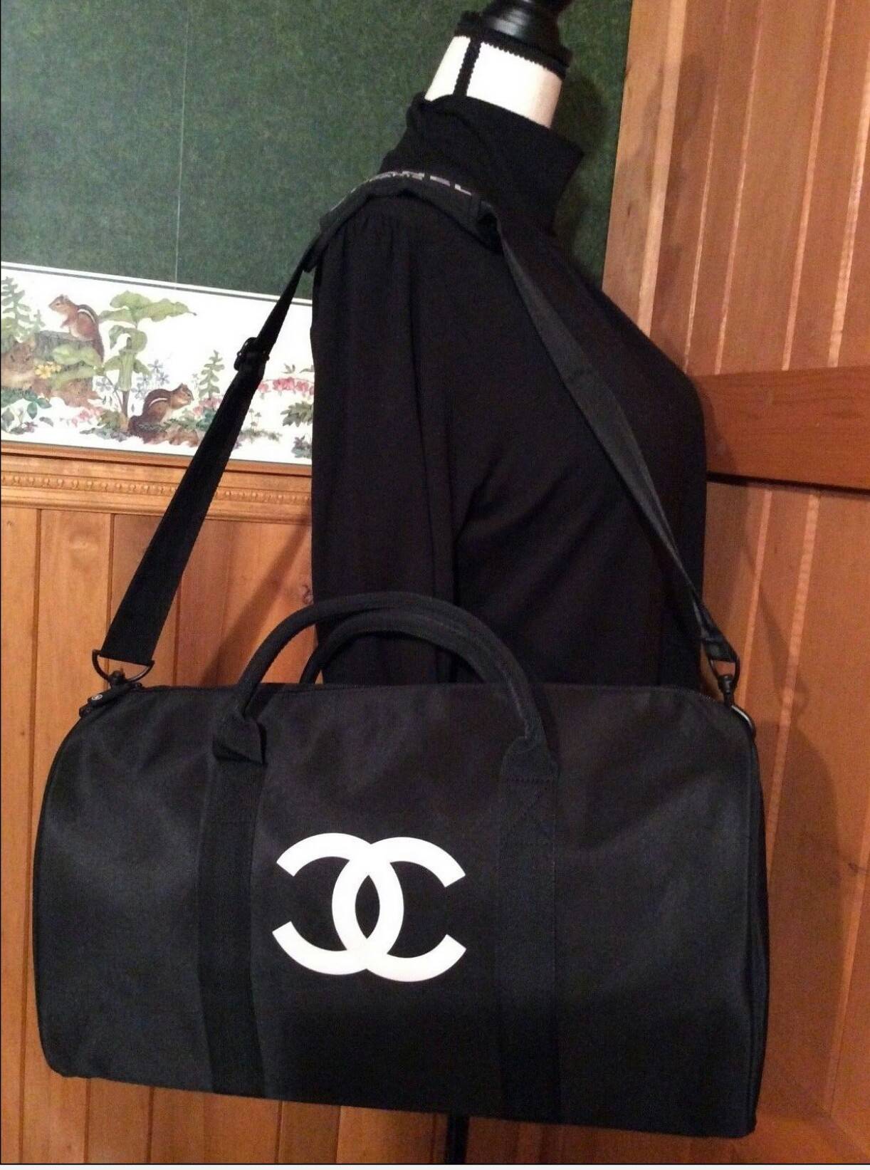 งานพรีเมี่ยมกิ้ฟ จากเคาเตอร์ต่างประเทศนะคะ 🎈 New item! ใช้ได้ทั้งหญิงชาย มาละค้ากับ travel & fitness bag จากงานพรีเมี่ยมกิ้ฟแบรนด์หรูอย่าง Chanel ของแท้100% ตัวกระเป๋าเป็นผ้า Oxford หนาอย่างดี สกรีนโลโก้แบรนด์ตัดสีขาว เปิดปิดด้วยซิปแบรนด์ อะไหล่คุ