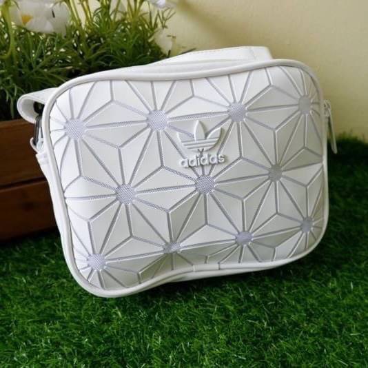 adidas mini airline bag *outlet* กระเป๋าสะพายข้างทรงสปอร์ต ด้านหน้าติดโลโก้แบรนด์ ดีไซน์ลาย 3D ด้านหลังเป็นหนังเรียบ มีช่องซิปสามารถใส่สิ่งของได้ รุ่นนี้เปิดปิดด้วยซิปคู่ ซิปปั๊มแบรนด์ทุกจุด ด้านในเป็นช่องกว้าง มีช่องซิป สายสะพายยาวสามารถปรับระดับได้ สาวก