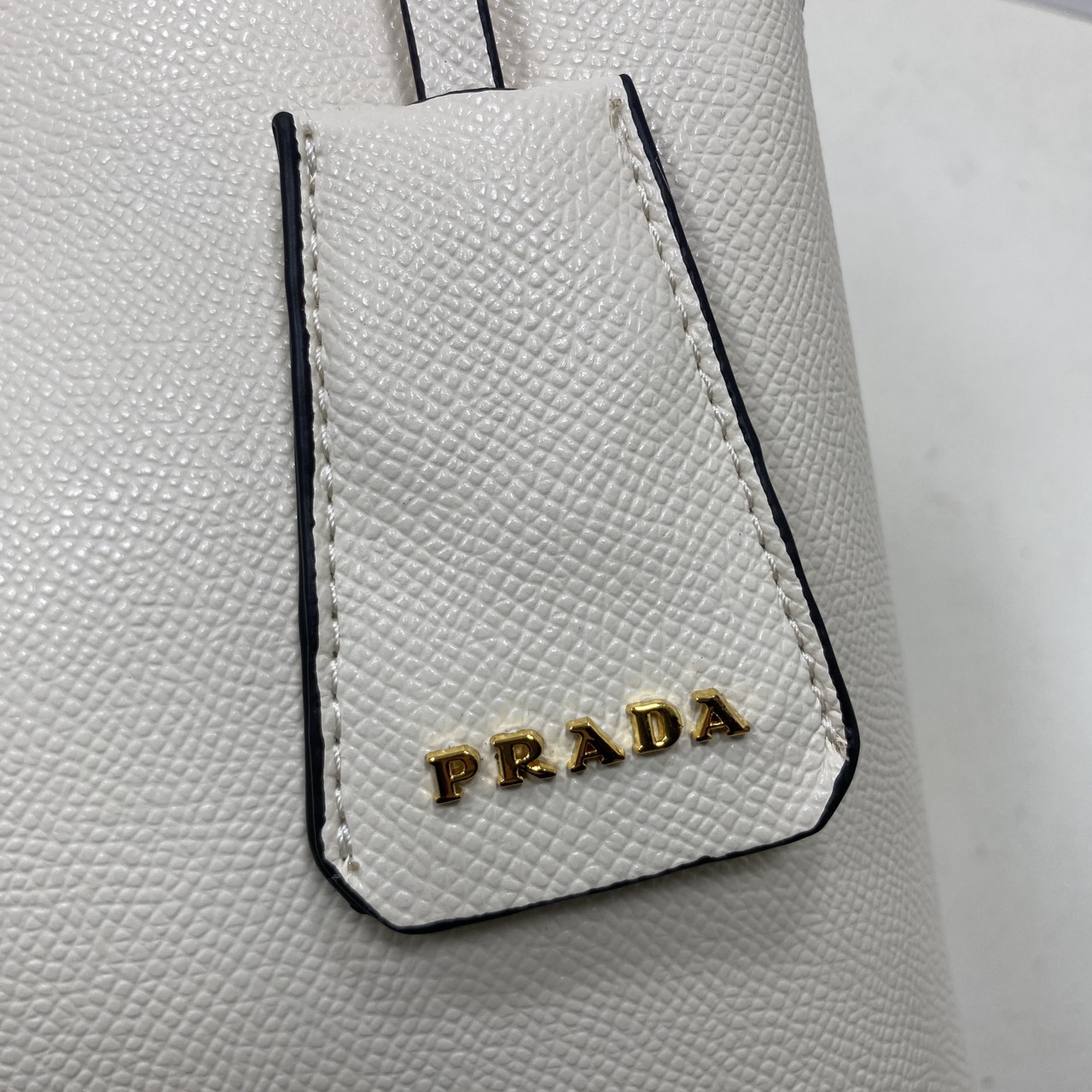 ORI หนังแท้ | Prada Matinee Medium Saffiano Leather Bag 28cm กระเป๋าสะพายทรงโฮโบสวยหรู ดีไซน์เรียบหรูตามแบบฉบับแบรนด์ ยังคงความเรียบแต่มากไว้อย่างหรูหราลงตัว ใช้งานได้หลากหลายโอกาส