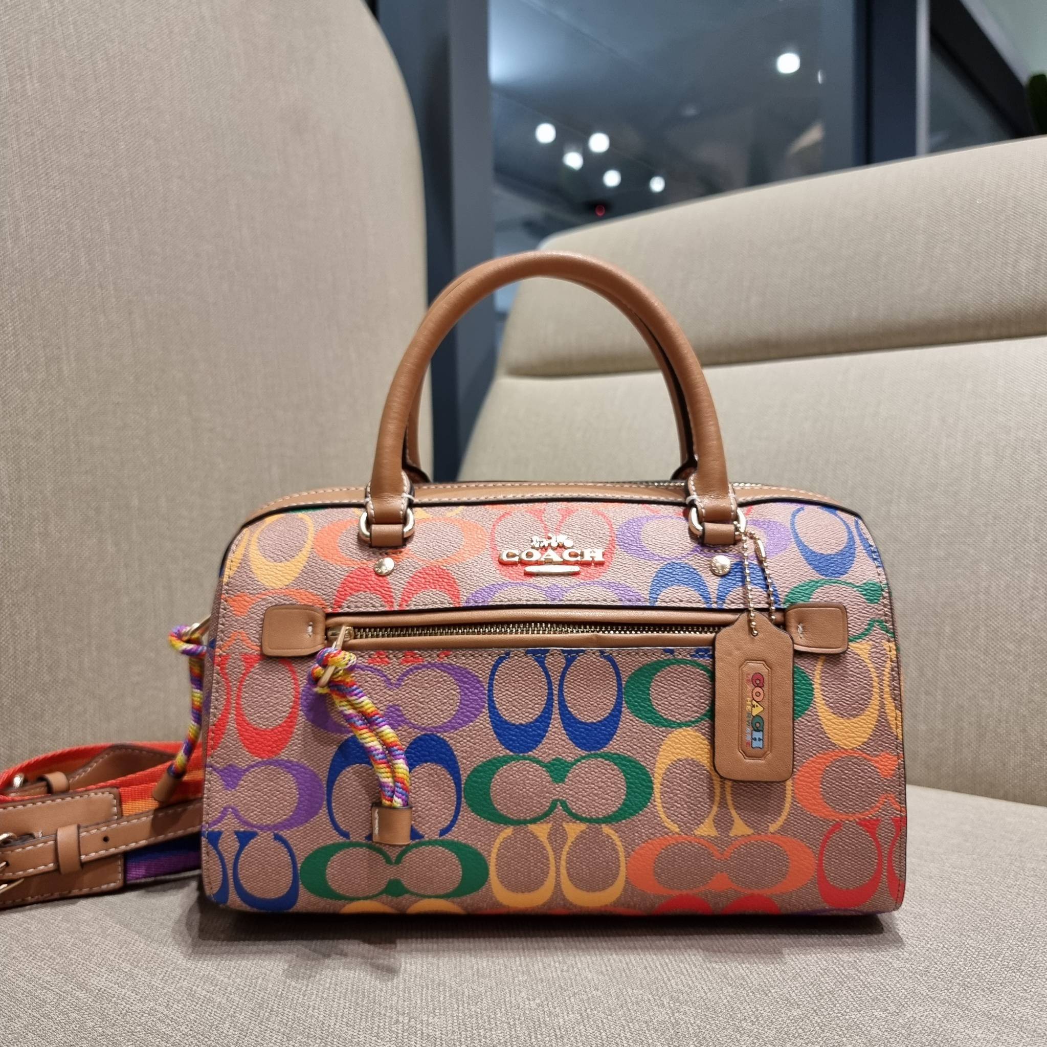 COACH C4396 ROWAN SATCHEL IN RAINBOW SIGNATURE CANVAS กระเป๋าทรงหมอนยอดฮิต คอลเลคชั่นที่สวยโดดเด่น ด้วยดีไซน์เรนโบว์ สดใส!! รูปทรงสวยงาม คลาสสิค และใช้งานได้อย่างกระฉับกระเฉง วัสดุหนังแคนวาสเคลือบลาย ทนทาน ภายในโล่งกว้าง มีช่องซิปและแบ่งสัดส่วนได้ลงตัว บอ