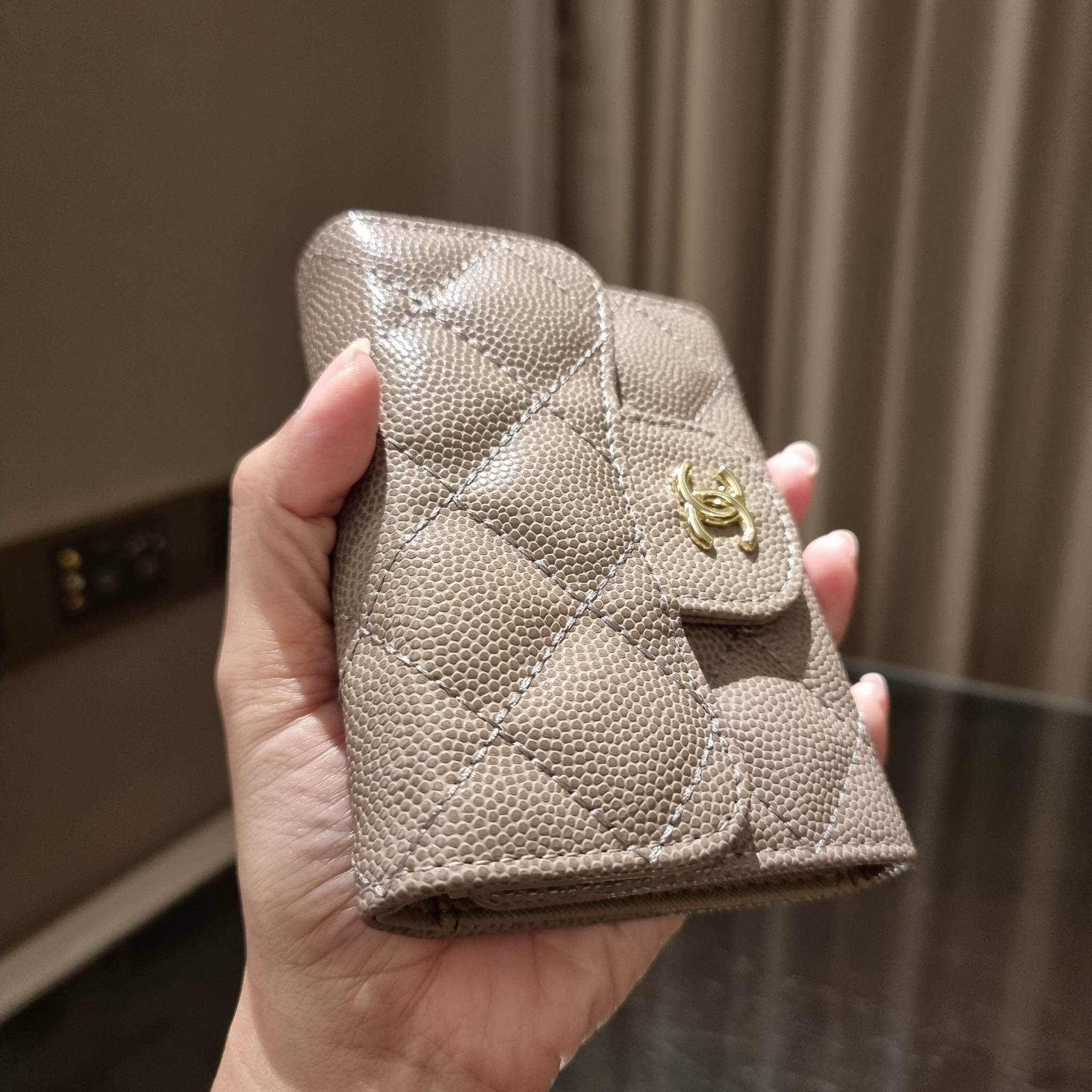 VIP 】มาแล้วจ้า!! รุ่นแนะนำ!! ฮิตติดใจสาวๆ!! กระเป๋าสตางค์ใบสั้นรุ่นฝาพับ จาก Chanel premium for gift เรียบหรู ดูไฮน์ วัสดุหนังสังเคราะห์ลายคาร์เวีย ด้านในเป็นหนังซาฟเฟียโน่ เปิด-ปิดด้วยกระดุมแม่เหล็ก ภายในกระเป๋ามีช่องใส่บัตร ใส่ธนบัตรได้ ดีไซน์เรียบหรูตา