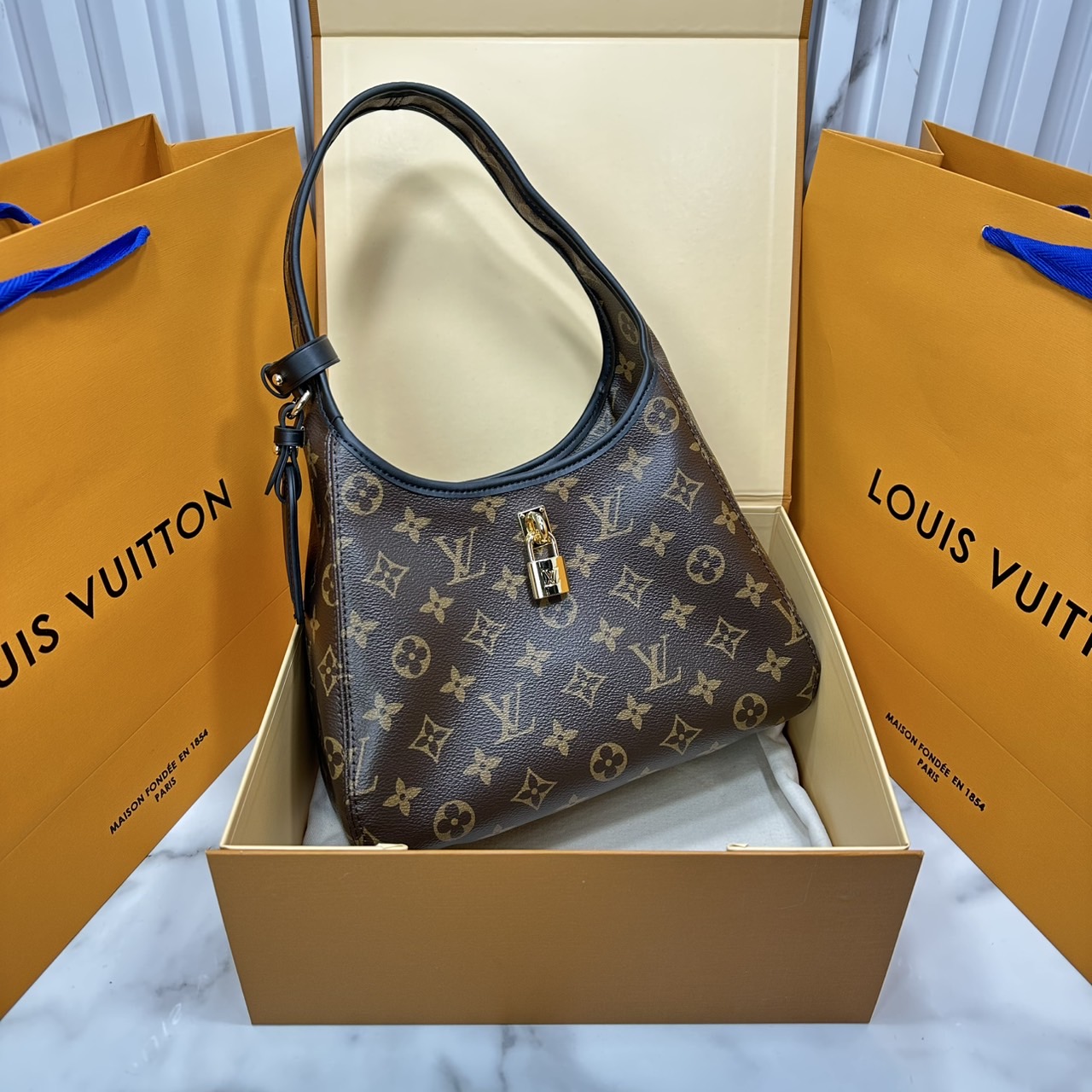 ORI หนังแท้ | LV The Drop PM Bag กระเป๋าสะพายทรงโฮโบ หูจับในตัว โมโนแคนวาสดีไซน์ใหม่ ที่กำลังได้รับความนิยม รูปทรงใช้งานง่าย คล่องตัว สะพายไหล่ได้หรูหราตามแบบฉบับแบรนด์