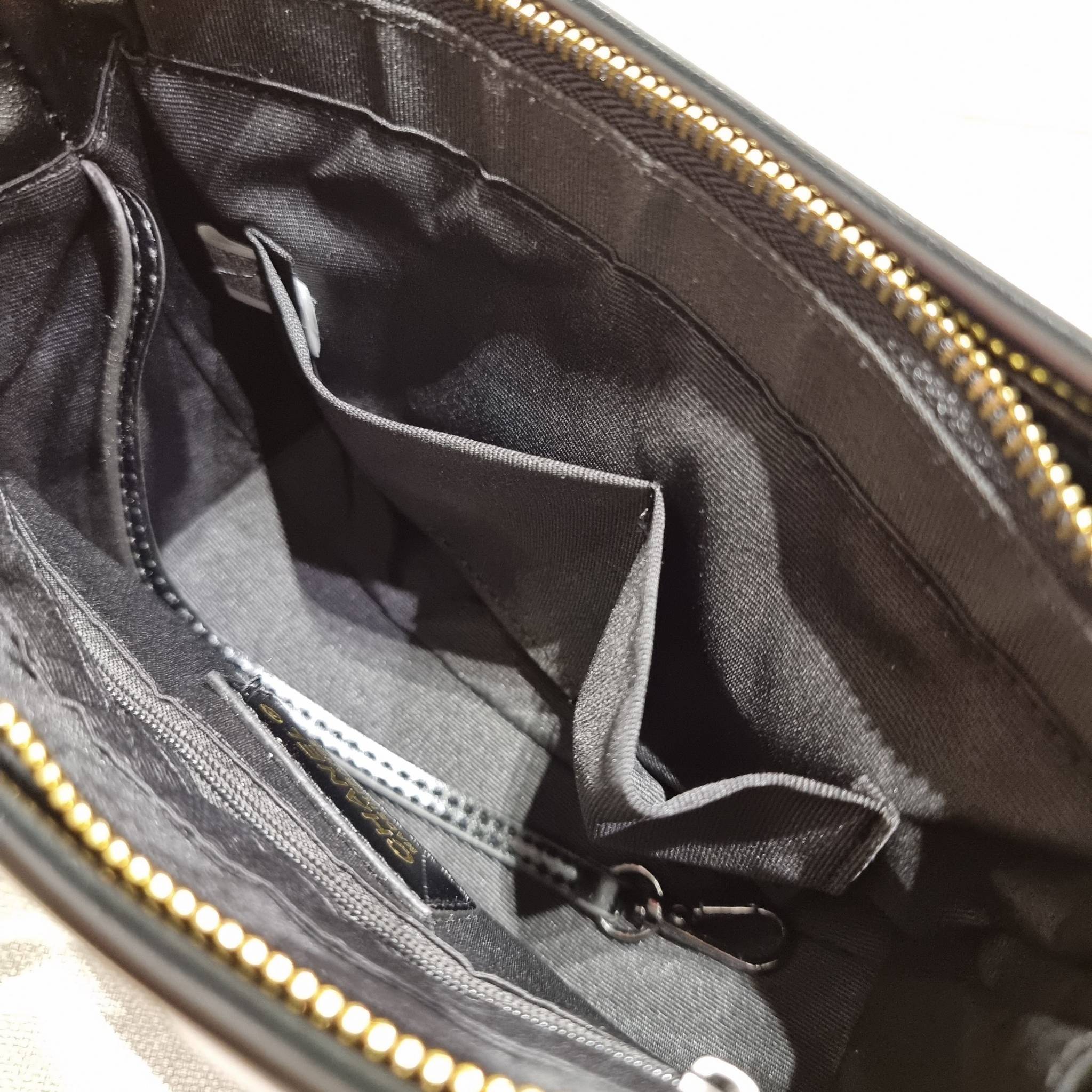 9" CHANEL SHOULDER BAG / CHANEL GABRIELLE HOBO BAG ไซส์คลาสสิค กระเป๋าสะพายข้าง/ไหล่ หนังแท้ นิ่ม หรู มาพร้อมพวงกุญแจสัญลักษณ์แบรนด์ อะไหล่พร้อมโซ่สะพายสีทองสลับสีเงินรมดำ สามารถสะพาย crossbody หรือสะพายไหล่ได้หมด สะพายแล้วขับผิวมากๆ เปิด-ปิดกระเป๋าด