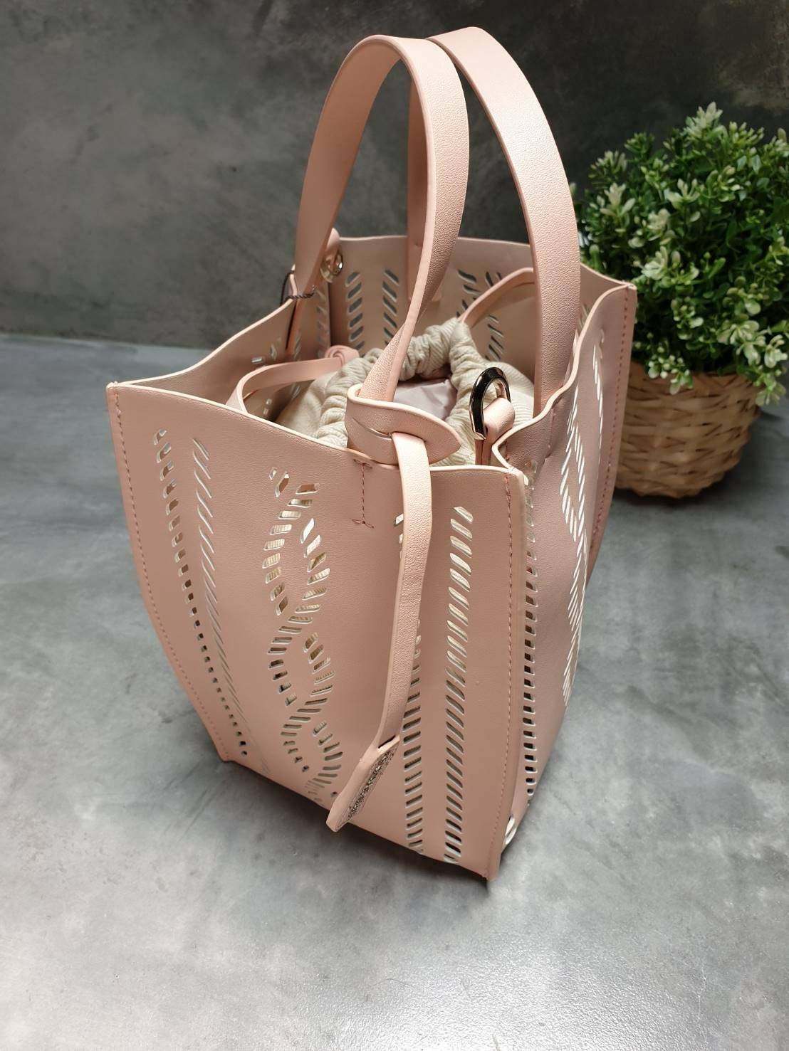 charleskeith Laser cut bucket bag กระเป๋าทรงเก๋ วัสดุหนังนิ่ม มาพร้อมกระเป๋าด้านใน มาพร้อมสายสะพายยาวปรับระดับได้ รุ่นนี้น่ารักมากค่ะ ห้ามพลาดเลยนะยูว์....
