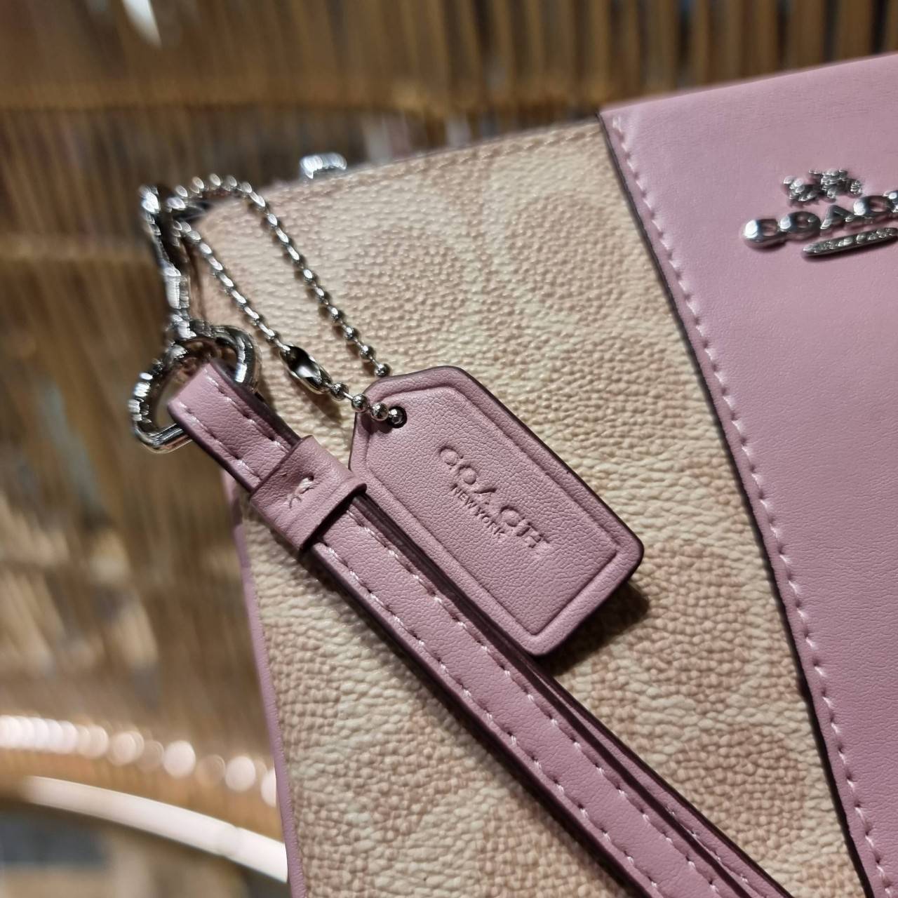 COACH 32445 SMALL WRISLET IN COLORBLOCK SIGNATURE CANVAS คอลเลคชั่นคัลเลอร์บล็อคสวยหรู ในรูปแบบกระเป๋าคล้องมือ ขนาดพกพา ไซส์กำลังสวยมากๆ พกง่ายไปเลยจ้า วัสดุหนังแคนวาส ตัดหนังแท้ ภายในโล่ง มีช่องใส่บัตร ตอบโจทย์สาวๆที่ไม่ชอบความพะรุงพะรัง พกใบนี้คือสะดวกส
