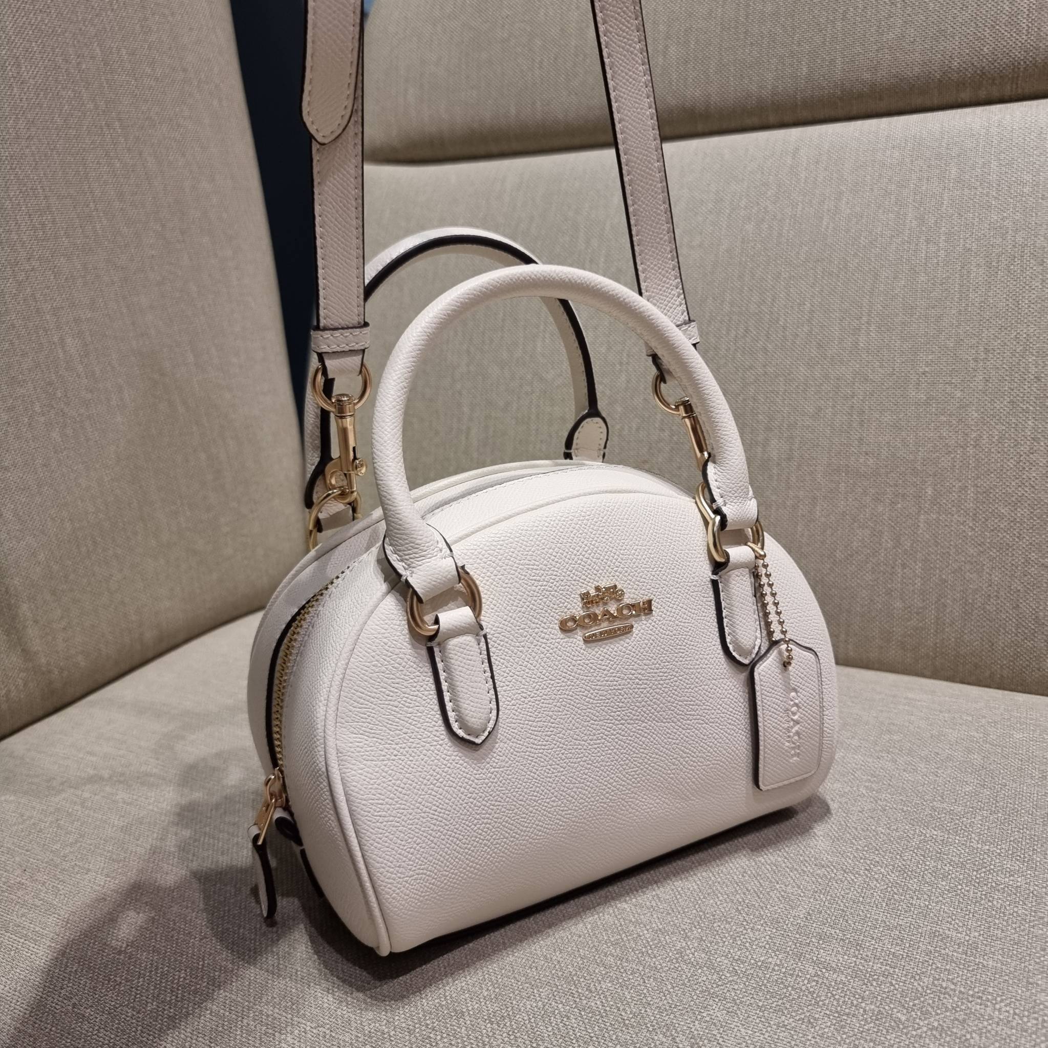 COACH SYDNEY SATCHEL BAG CA202 CA591 CB596 ใหม่ล่าสุด กับคอลที่สาวๆต้องหลงรัก กระเป๋าสะพายทรง satchel ที่มีรูปทรงดึงดูดสายตา สวยแรกเห็น วัสดุหนัง crossgrain พร้อมหูจับในตัว เปิด-ปิดด้วยซิป ภายในโล่งกว้าง ขนาดกำลังดี มีสายครอสให้ ปรับได้ตามชอบ ใบจริงลูกคุณ