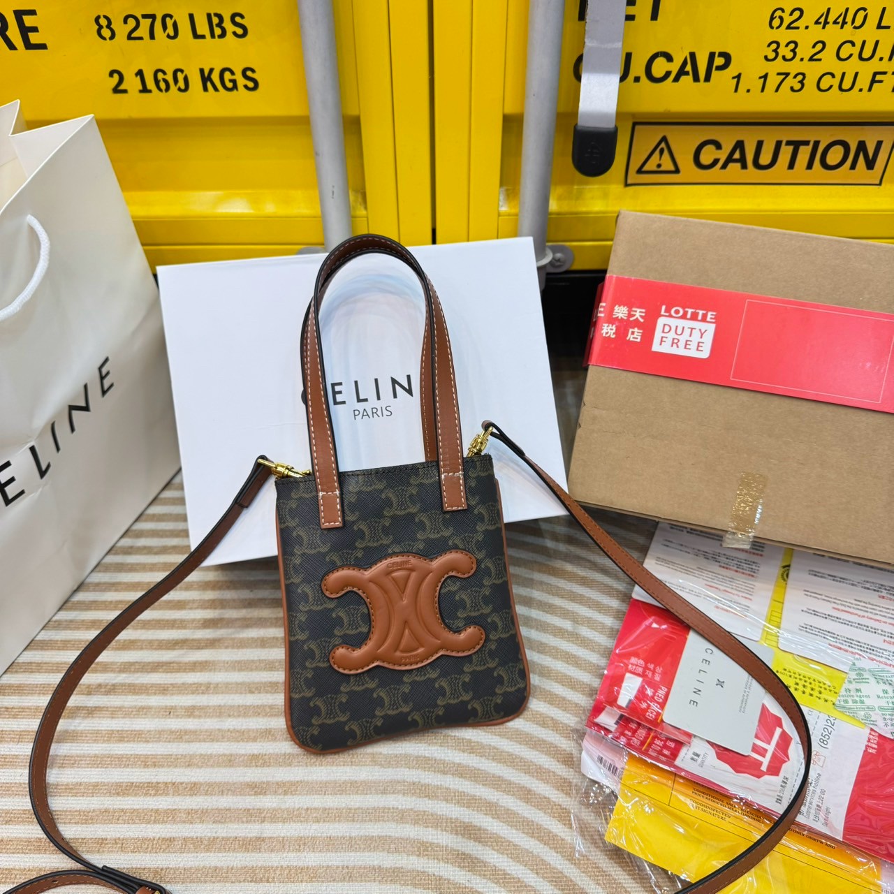 CELINE MICRO CABAS in Triomphe canvas and Leather กระเป๋าโท้ทมินิไมโครไซส์ กะทัดรัดปุ๊กปิ๊ก ฮอตสุดในเกาหลี ดีไซน์สุดคลาสสิค โดดเด่นด้วยโลโก้หน้าไซส์จัมโบ้