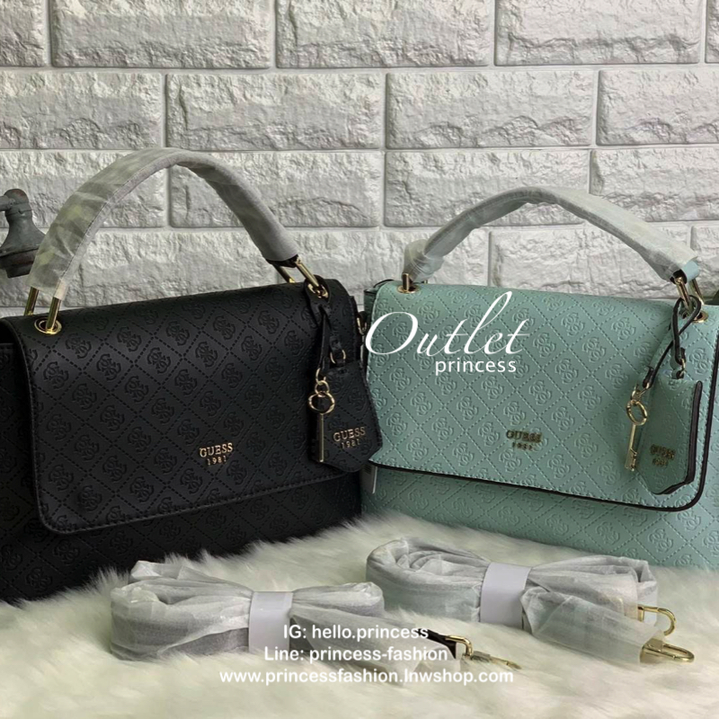GUESS WOMENS LADIES COAST TO COAST BAG กระเป๋าถือ//สะพายข้าง ทรงสวย หรู วัสดุหนังปั้มลายแบรนด์ทั้งใบ หนังนิ่ม น้ำหนักเบาค่ะ ด้านหน้าห้อยพวงอะไหล่แบรนด์เพิ่มมาให้ เปิดปิดกระเป๋าแบบกระดุมแม่เหล็ก ภายในกว้างมากทีเดียว ใส่กระเป๋าสตางค์ใบยาว; ipad mini ได้ ของ