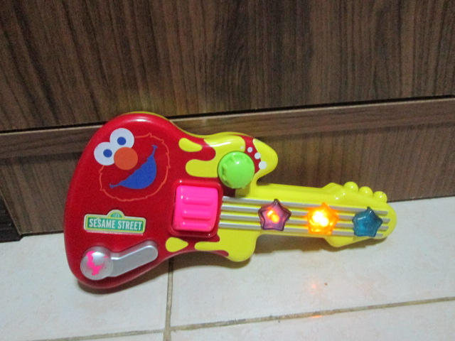 Sesame Street Elmo Mini Guitar Toy (ของเล่นมือสอง)