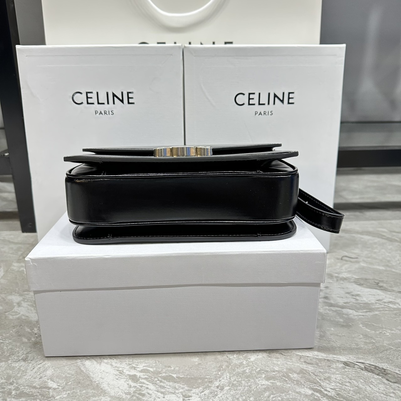 ORI หนังแท้ | 9" CELINE CLASSIQUE TRIOMPHE bag in natural leather กระเป๋าสะพายรุ่นยอดนิยม ด้วยรูปทรงสี่เหลี่ยมผืนผ้า ดีไซน์คล่องตัวถ่ายทอดให้เห็นถึงแก่นแท้ของสไตล์