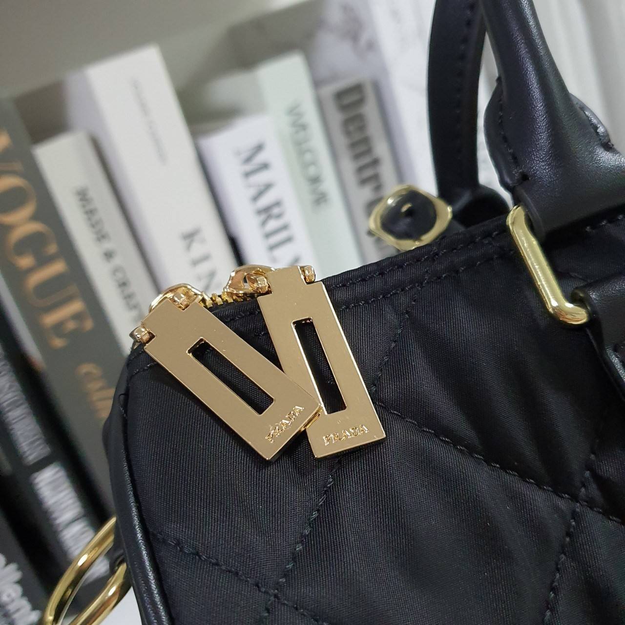 PRADA TRAVEL BAG **ทรงหมอนในตำนาน จะใช้อีกกี่ปีทรงนี้ก็ยังฮิตตลอดคะ กับงานพรีเมียมกิ้ฟท์ แบรนด์ PRADA ทรงหมอนลายตาราง อยู่ทรงสวยๆ จุของได้เยอะคะ Ipad เครื่องสำอางค์ ขวดน้ำ เหมาะสำหรับสาวๆ มากคะ ขนาดกำลังดีไม่ใหญ่เกินไป ถือสวยๆออกงานได้สบายคะ ตัวกระเป๋าอะไ