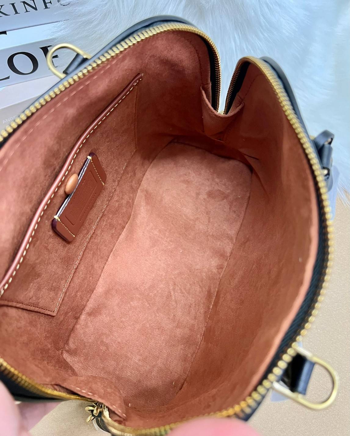 COACH REVEL BAG ((CC411)) ยังไม่เข้าไทย มีมาให้ตับจองก่อนใครที่นี่! พร้อมส่ง รุ่นใหม่ล่าสุด! สวยและดูดี ต้องยกให้รุ่นนี้เลยค่ะ กับกระเป๋าทรงโดม ที่ไม่ว่าลุคไหนๆก็เอาอยู่ หนังแท้เรียบสวยมากๆค่ะ 💕ด้านหน้าห้อยพวงแบรนด์+พวงหนังมาให้