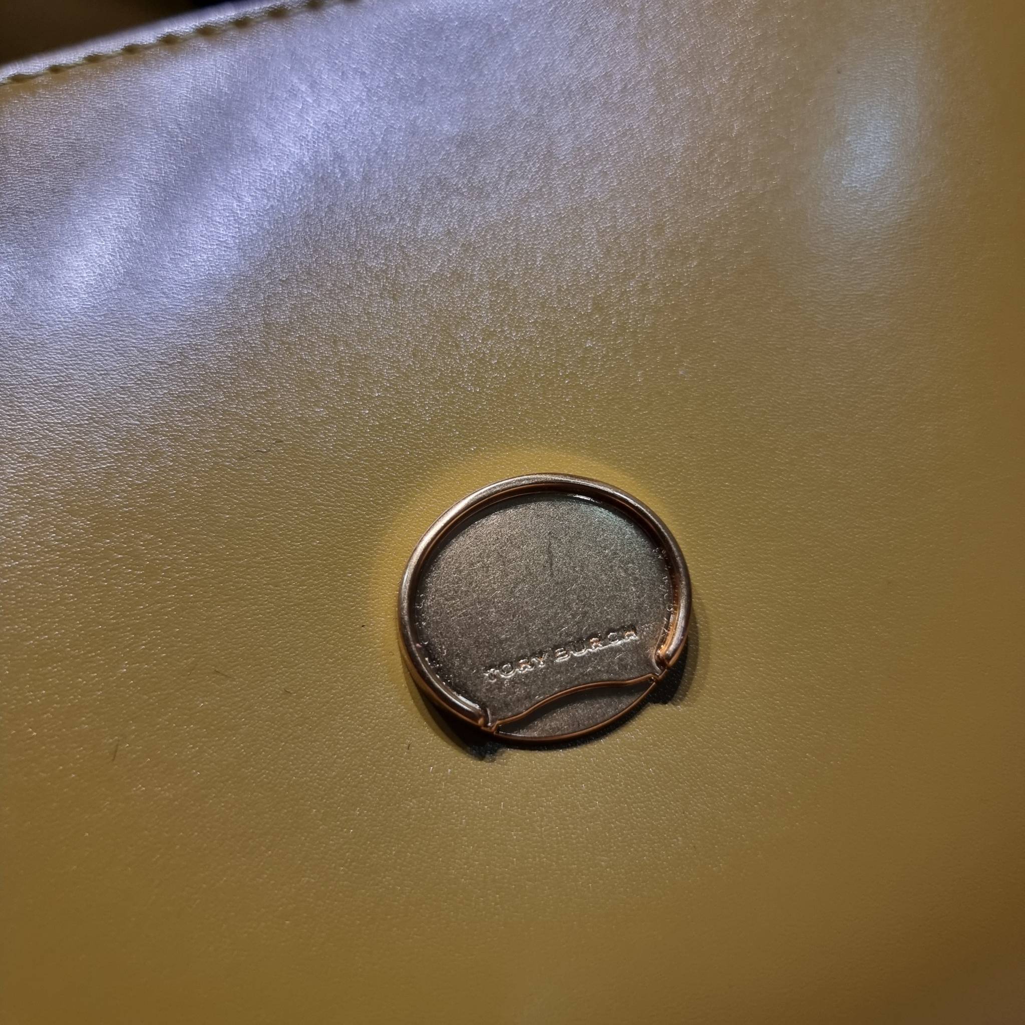 TORY BURCH ROBINSON SPAZZOLATO CONVERTIBLE SHOULDER BAG คอลเลคชั่นใหม่ สวยก่อนใคร ในราคาสุดคุ้ม! กับกระเป๋าสะพายไหล่ ดีไซน์สุดหรู หนังแก้วเงาสวยคม สีผู้ดี รูปทรงใช้งานได้ทุกลุค