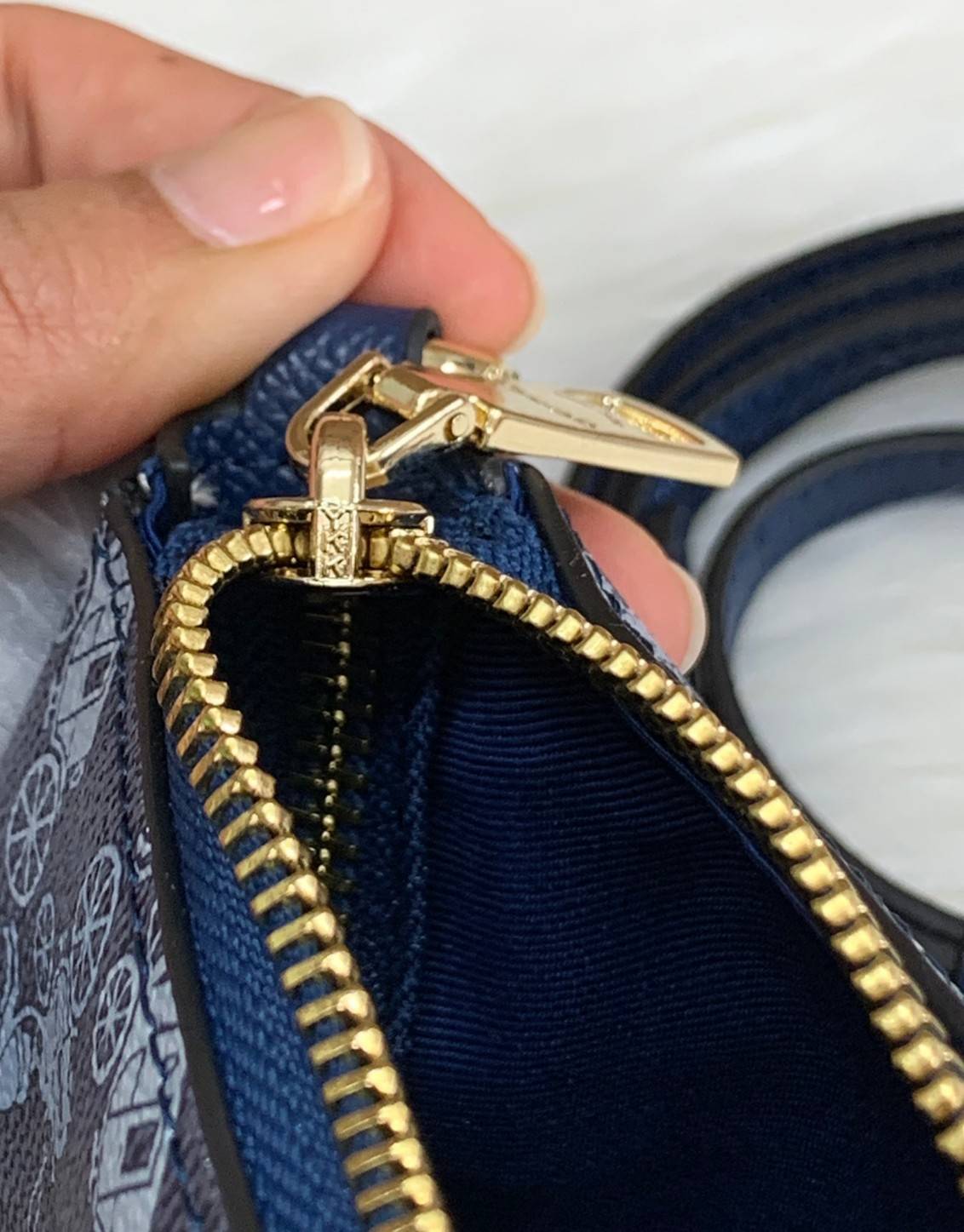 COACH POUCH HORSE AND CARRIAGE PRINT ((36674)) รุ่นแนะนำ ได้ไปไม่ผิดหวังแน่นอนค่ะ! กระเป๋าหิ้ว//สะพายไหล่//สะพายข้างได้ วัสดุ pvc นิ่มอย่างดี ลายรถม้าทั้งใบ สวยงามค่ะ เปิดปิดกระเป๋าแบบซิป ภายในสามารถใส่กระเป๋าเงินใบยาวได้;ของจำเป็นได้ครบค่ะ มีช่องเล็กให้ใ