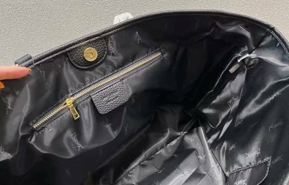 YSL Vavin Tote in Denim Classic 16" / YSL SHOPPING E/W IN SUPPLE LEATHER รุ่นเดนิม กระเป๋าทรงโท้ทใบใหญ่ หน้าโลโก้ใหญ่โดดเด่น ช่องกว้างใช้งานง่าย ภายในโล่งกว้างมาก ใส่ของได้สบาย หิ้วไปเที่ยวต่างจังหวัด สะพายไปต่างประเทศตามใจ!! เลิศตรงที่ดีไซน์ใบนี้เป็