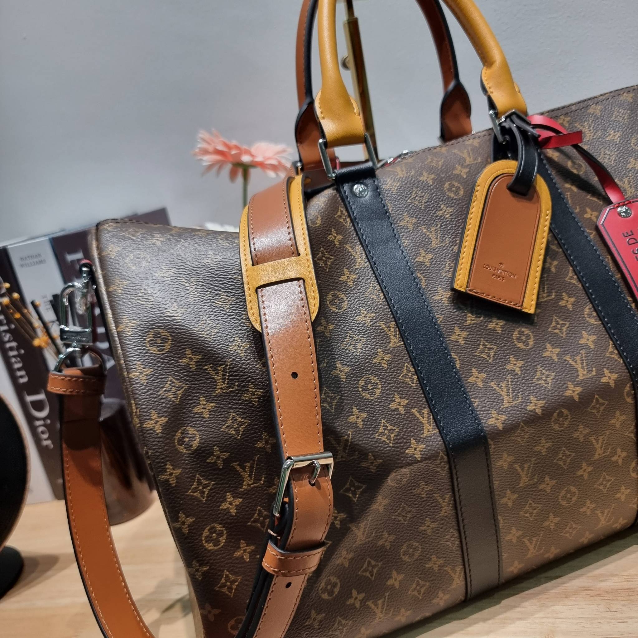 LV KEEPALL BANDOULIERE กระเป๋าเดินทางสุดชิค ที่ทำให้การเดินทางไม่ธรรมดาอีกต่อไป ด้วยลูกเล่น patch แท็กห้อย และใบลูก ที่จัดมาให้ได้เก๋ๆ ไม่ซ้ำใคร วัสดุหนังแคนวาสคุณภาพดี ดีไซน์ลวดลายโมโนแกรมเอกลักษณ์ ซิปมีตัวล็อคไว้ให้แน่นหนา มีสายสะพายครอสให้ ภายในโล่งกว้