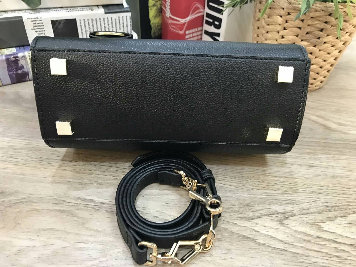 CHARLES & KEITH ANGULAR PUSH-LOCK HANDBAG 2018 กระเป๋าถือหรือสะพายคอลเลคชั่นใหม่ หนังสวยอยู่ทรง ขนาดกำลังดี น้ำหนักเบา มาพร้อมTag ห้อยที่หูกระเป๋า หูจับถนัดมือ สายสะพายยาวถอดได้ ปรับระดับได้ เปิดปิดด้วยตัวล็อคพับอะไหล่ทองปั๊มโลโก้ ภายในกว้างสามารถใส่กระเป