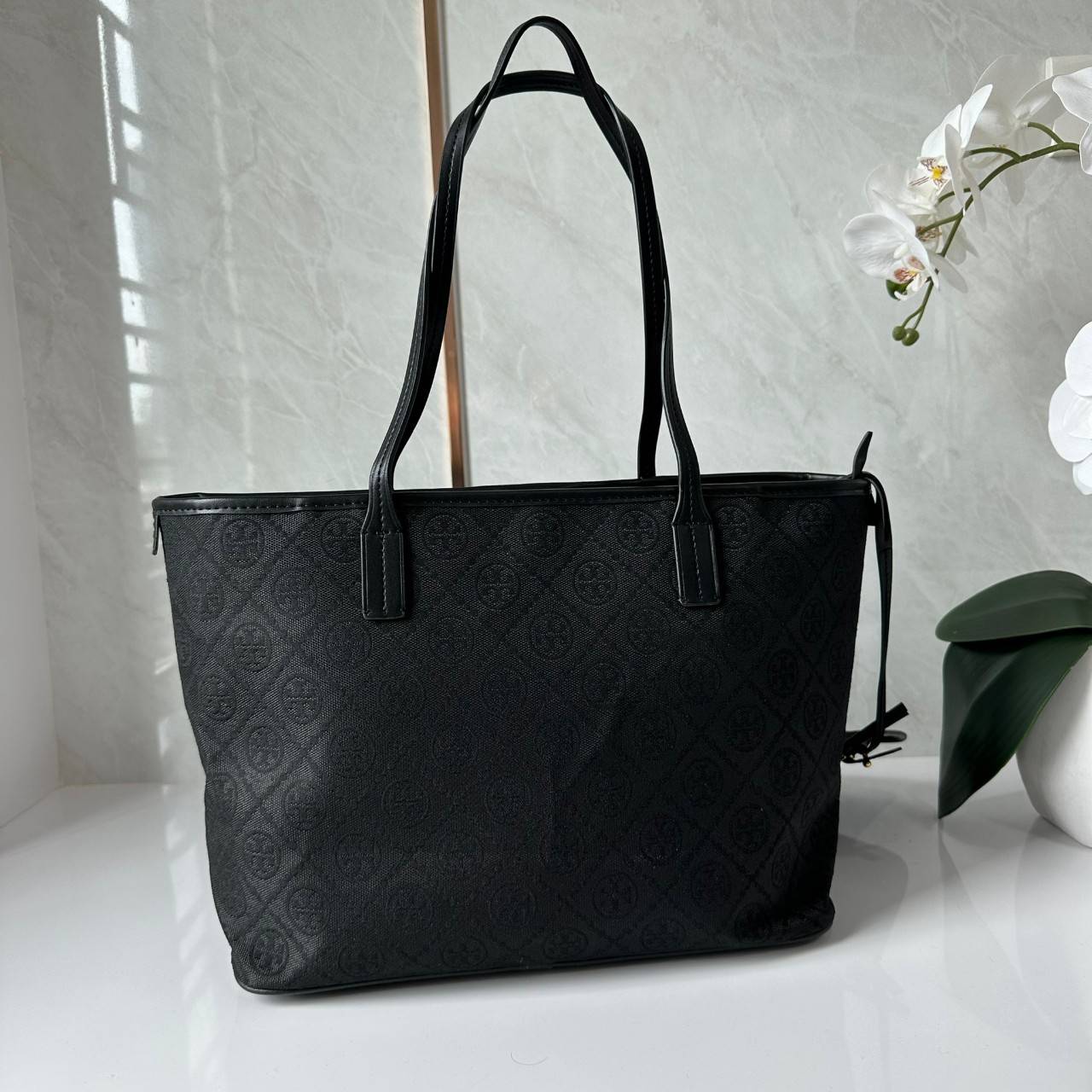 TORY BURCH T MONOGRAM SMALL ZIP TOTE (ใบเล็ก) กระเป๋าทรงโท้ทพร้อมกระเป๋าใบเล็ก วัสดุผ้าแจ็คการ์ดตัดขอบหนัง