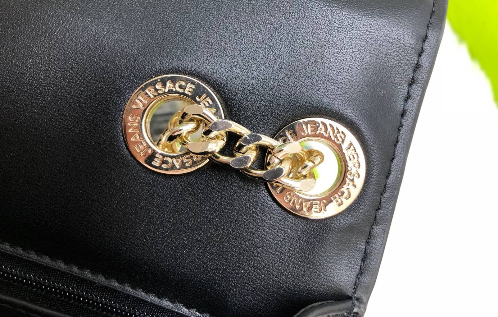 VERSACE JEANS NAPPA CROSSBODY BAG New in! กระเป๋าสะพาย วัสดุหนัง pu. เรียบเนื้อดี ปรับเปลี่ยนรูปแบบการใช้งานได้ถึง 3 แบบ สะพายข้าง, crossbody หรือคล้องไหล่ได้ อะไหล่ทองเหลื่อมๆ ดูวินเทจ เปิดปิดกระเป๋าแบบฝาปิดกระดุมแม่เหล็ก ใส่ wallet สั้น มือถือได้ทุกรุ่น