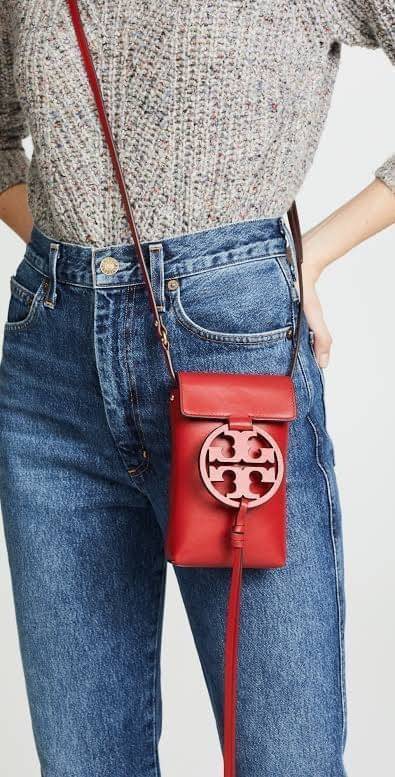 TORY BURCH MILLER METAL PHONE CROSSBODY อีกหนึ่งกระเป๋าใส่มือถือรุ่นฮิตที่เชื่อว่าหลาย ๆ คนต้องเคยเห็นผ่าน ๆ ตามาอย่างแน่นอน กับแบรนด์ Tory Burch ดีไซน์กระเป๋าทรงฝาพับแม่เหล็กใช้งานง่าย มาพร้อมดีเทล Logo สีเดียวกับเฉดสีของกระเป๋า แต่ยังมีความน่ารักด้วยทรง