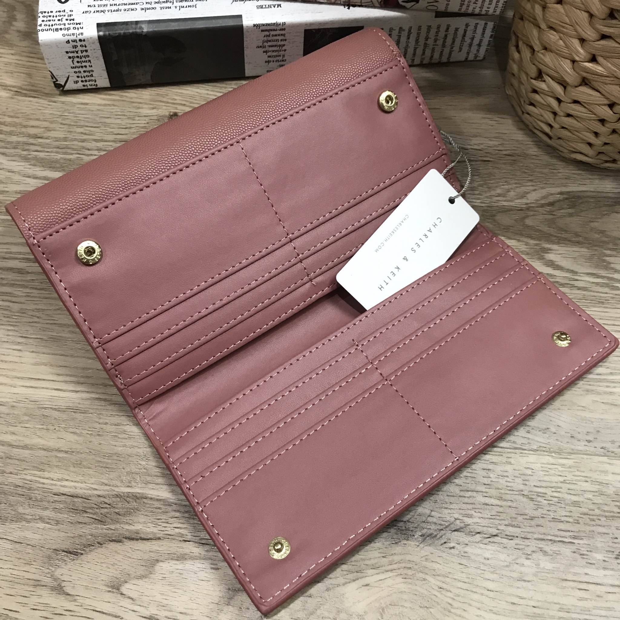 Don't Miss! CHARLES & KEITH LONG WALLET กระเป๋าสตางค์ใบยาวฝาพับรุ่นใหม่ลาสุด หนังอยู่ทรงเเข็งแรงทนทานด้านหน้าประดับโลโก้แบรนด์แบบเหลี่ยม สามารถใช้งานได้2ด้าน ด้านหน้าเปิดปิดด้วยตัวล๊อค ด้านหลังเปิดปิดด้วยกระดุมมีช่องใส่ธนบัตรและช่องใสบัตรหลายช่อง ภาย