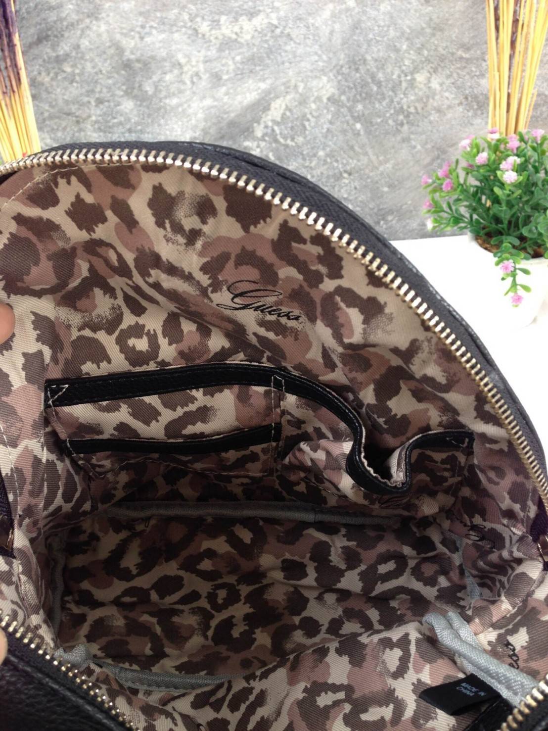 GUESS CANSON BACKPACK ของแท้❗️กระเป๋าเป้หนังเนื้อนิ่มสัมผัสคล้ายหนังแท้ ด้านหน้าแต่งหมุดกิ๊ปเก๋ เปิดปิดด้วยซิปสะดวกใช้ ด้านในบุผ้าแบรนด์ มีช่องใส่ซิปและช่องใส่ของจุกจิก ขนาดกำลังดีค่ะ น้ำหนักเบา สีสวย สายสะพายปรับได้ฟรีเลยค่าใบนี้ แนะนำมากๆค่า