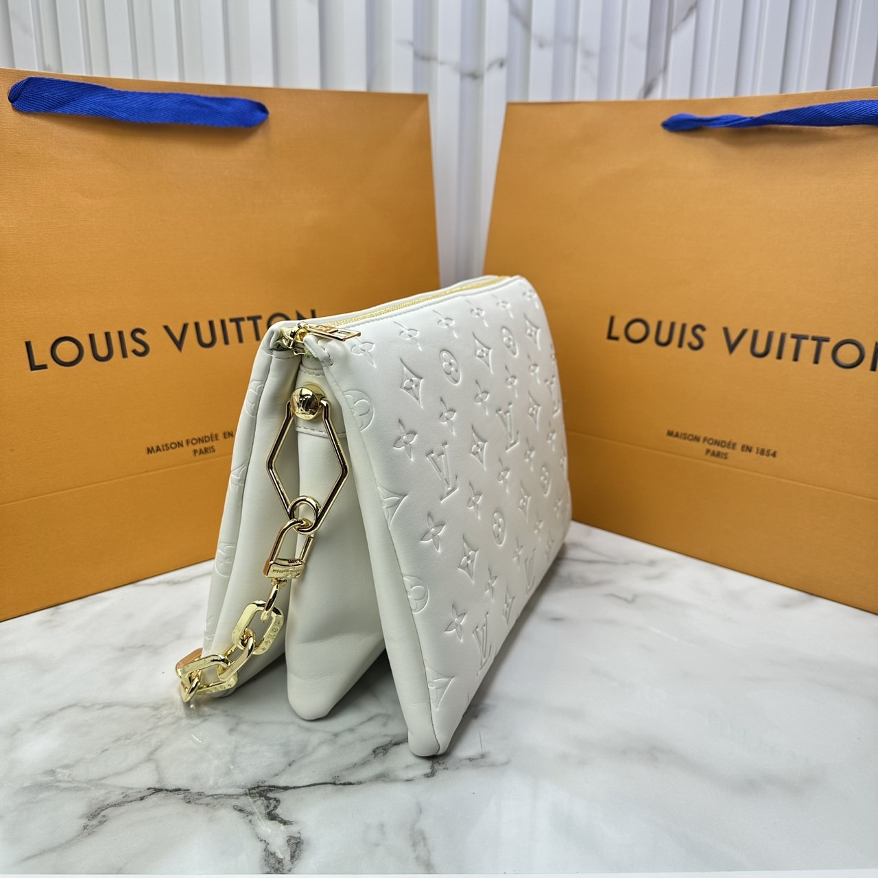 ORI หนังแท้ | LV Coussin PM bag Soft leather with Monogram pattern กระเป๋าถือสะพายไหล่ หรือถือเป็นกระเป๋าคลัทช์ หนึ่งในไอเท็มโดดเด่นจากแฟชั่นโชว์คอลเลกชันประจำฤดูกาล Spring-Summer หนังบุนวม