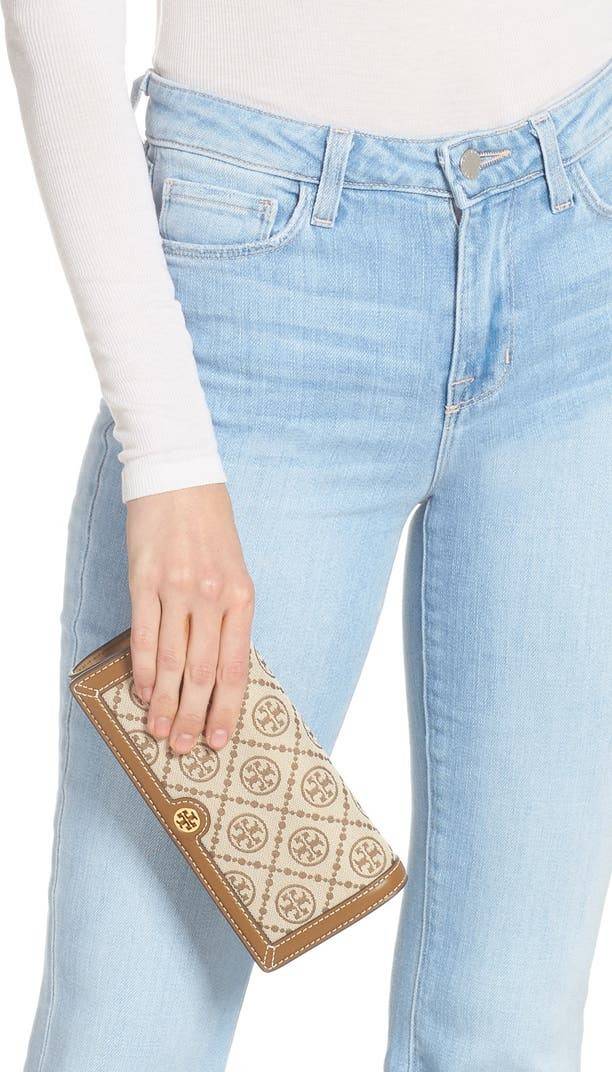 TORY BURCH T MONOGRAM JACQUARD CROSSBODY WALLET best seller ของคอลเลคชั่นนี้ ต้องไม่พลาด กับกระเป๋าสะพายกึ่งกระเป๋าสตางค์ ที่ช่วยให้ชีวิตง่ายขึ้น วัสดุผ้า jacquard ตัดสลับหนังแท้ เปิด-ปิดแบบฝาปิดแม่เหล็ก ภายในใส่ธนบัตรได้ มีช่องใส่บัตร และยังมีช่องซิปอีกด