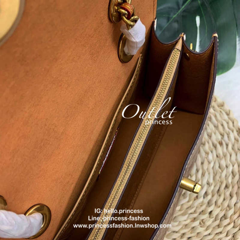 COACH PARKER SIGNATURE SHOULDER BAG กระเป๋าสะพายข้าง/ crossbody หนังแกะแท้ น้ำหนักเบา สวยหรู เปิดปิดกระเป๋าแบบหมุนล็อค อะไหล่รูปเป็นดอกคามิเลีย ภายในกระเป๋ากว้าง แบ่ง 2 ช่องหลัก ช่องซิปคั่นกลางเป็นสัดส่วน ใส่ wallet ยาว ของส่วนตัวใช้ได้ บุหนังกลับผสมกำมะห