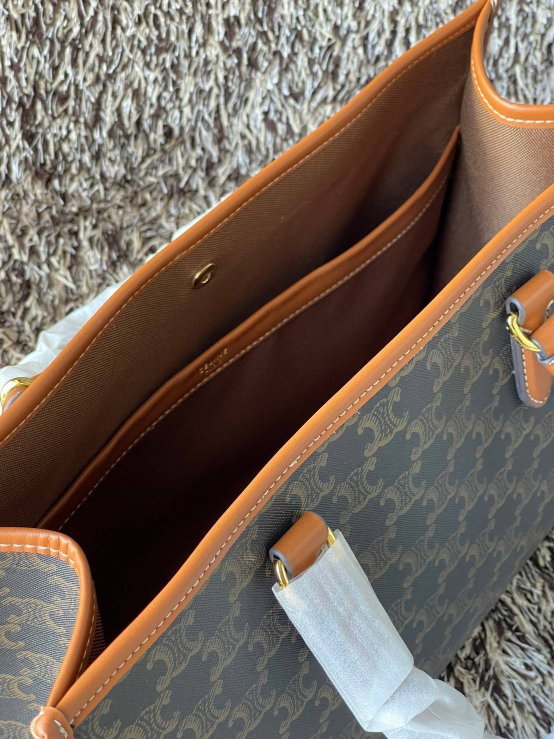 Celine Horizontal Cabas In Triomphe Canvas / Celine tote bag สายชอบพกของเยอะ ต้องหยิบของในกระเป๋าบ่อย รุ่นนี้ก็เป็นอีกตัวเลือกที่น่าสนใจค่ะ เพราะนอกจากจะจุของได้เยอะแล้วดีไซน์ยังเรียบสวยมีกลิ่นอายความวินเทจ อีกทั้งขนาดกระเป๋าใหญ่กำลังดีไม่เกะกะ เคลื่อนไหว