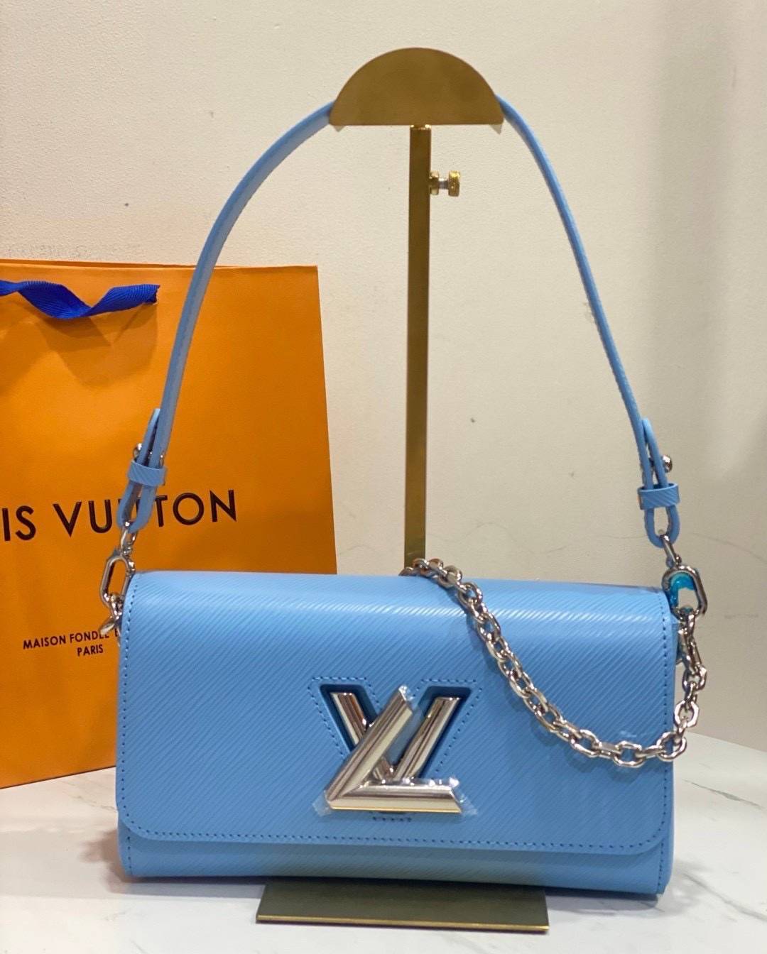 ORI หนังแท้ | LV Twist West Bag elongated shape in grained Epi leather กระเป๋าสะพาย/กระเป๋าถือ พร้อมสายโซ่ หนังลายเกรน Epi รูปทรงยาวและสง่างาม นำเสนอมุมมองใหม่สุดเท่ให้กับไอคอนของแบรนด์ ในหลากหลายเฉดสีทันสมัย