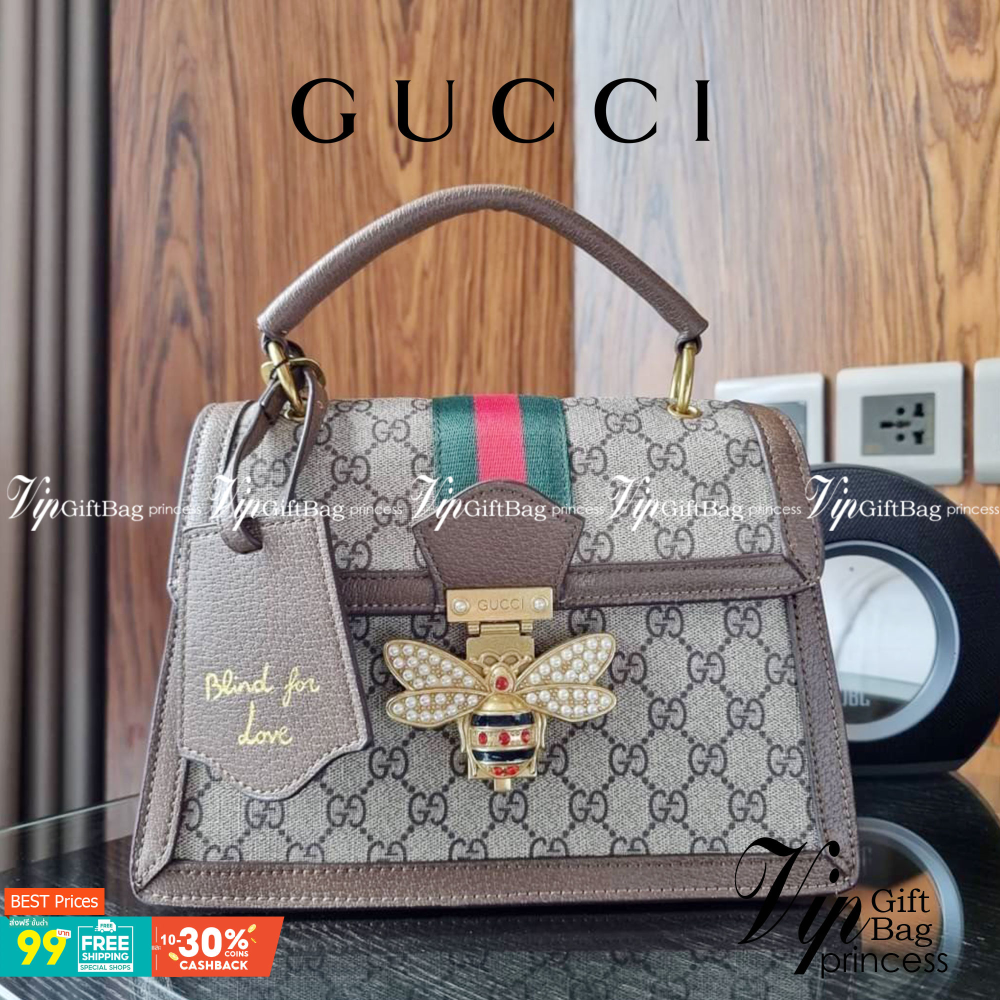 VIP 】กลับมาแล้วจ้า อีกรุ่นพรีเมี่ยมกิ๊ฟสุดฮิต!! หรู ดูผู้ดี!! GC CROSSBODY STRAP BAG WITH GWP กระเป๋าสะพายข้าง ดีไซน์สวย โดดเด่นไม่ซ้ำใคร วัสดุหนังแคนวาส เปิด-ปิดด้วยตัวกดล็อครูปผึ้ง (ผึ้ง) น่ารักมากๆ!! แถมฟรี!! แท็กพวงหนังห้อยเก๋ๆ ภายในกระเป๋าเป็นช่องโล่