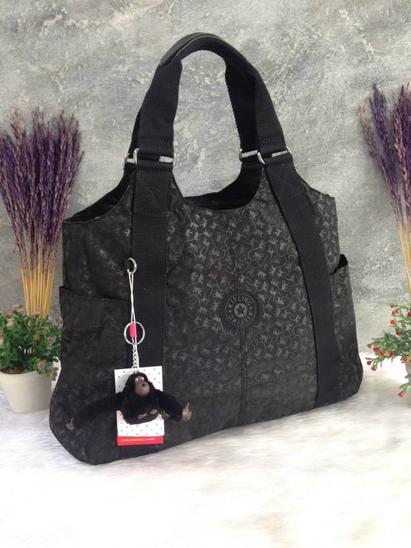 Kipling รุ่น Cicele กระเป๋าสะพายไหล่ใบใหญ่ สวยน่ารัก ตัวกระเป๋าด้านในเป็นช่องโล่งแบบปิดเปิดด้วยซิป มีช่องซิปด้านใน ด้านข้างกระเป๋า มี 2 ช่อง ปิดเปิด ด้วยเทป พร้อมที่ใส่โทรศัพท์ ปากกา และ MP 3 ในส่วนด้านใน และ ด้านข้างกระเป๋า ซ้าย-ขวา เป็นช่องขนาดเล็กสำหรั