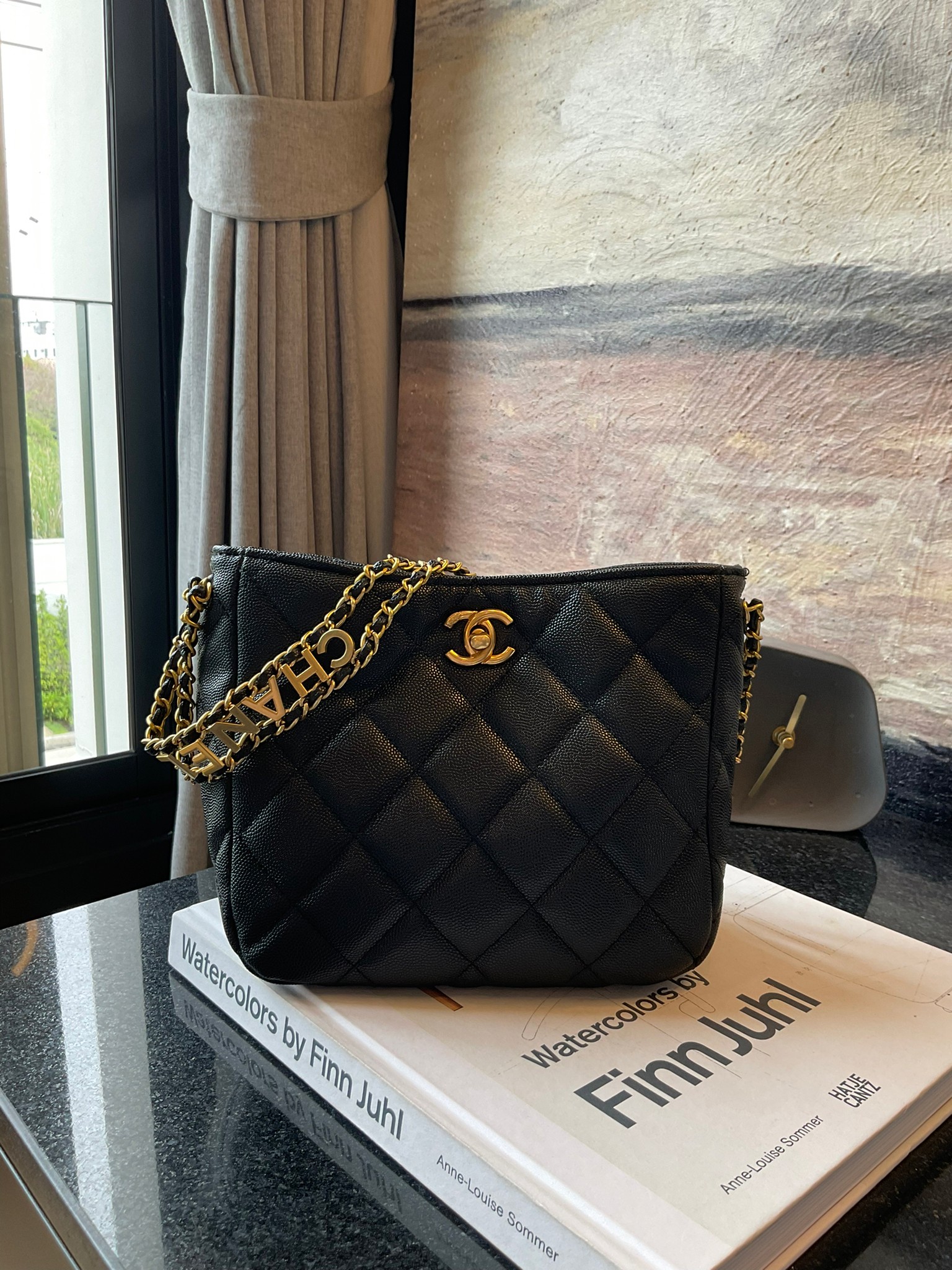 Chanel 22s small hobo bag black caviar / CHANEL VIP GIFT CAVIER BAG กระเป๋าทรงสะพายข้าง ที่กำลังมาแรงมาในตอนนี้ ตัวกระเป๋าเป็นหนังลายคาเวียร์สวยหรูมาก อะไหล่ทองวินเทจทั้งใบ ด้านหน้าประดับโลโก้แบรนด์ เปิดปิดด้วยตัวหมุนล้อค ด้านในใส่กระเป๋าสตางค์ได้ถึงใบยาว