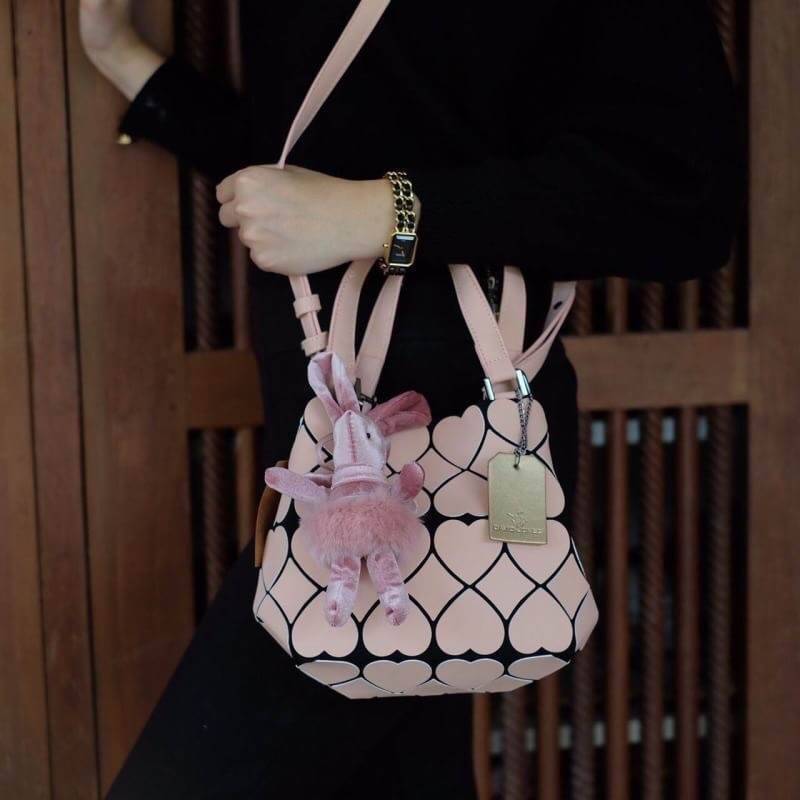 รุ่นขายดี สีใหม่ ‘ (flamingo)Flamingo ‘ ( ชมพูนม เนื้อ Matte ) !! น่ารักปรอทแตก รุ่น Over Heart💕 ลาย หายาก ปรับทรงได้ 2 แบบ สวยรับประกันเลยค่า ( แถมฟรี !! Bunny DV 🐰สุด คิ้ว ) 👉🏻👉🏻กระเป๋า จากแบรนด์ David Jon
