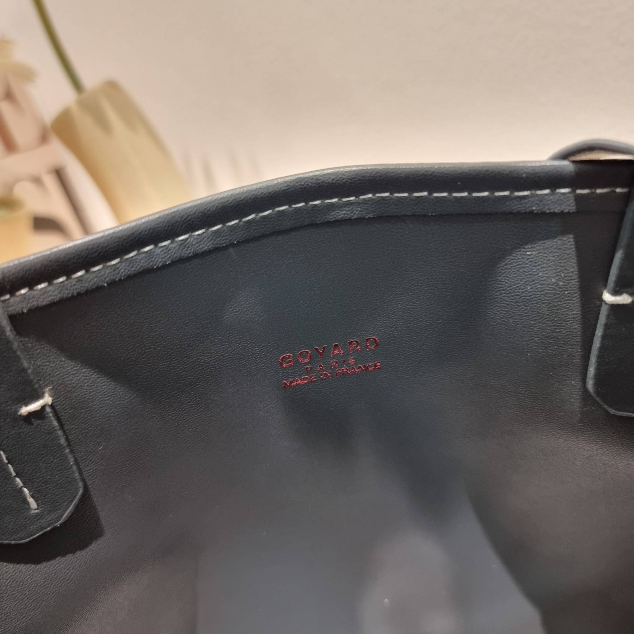 GOYARD MINI ANJOU REVERSIBLE TOTE ฮอตไอเท็ม กับกระเป๋าสะพายทรงโท้ท ไซส์มินิ กะทัดรัดมาก มาครบสีขายดี เลิศทุกสี รูปทรงคลาสสิค ดีไซน์เป็นเอกลักษณ์ ใช้งานได้หลากหลาย สามารถกลับด้านใช้ได้แบบไม่มีเบื่อ