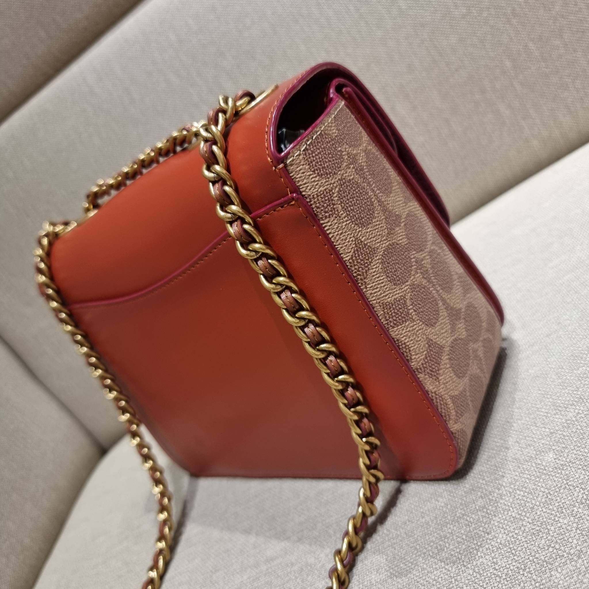 COACH C0827 MADISON SHOULDER BAG IN SIGNATURE CANVAS กระเป๋าสะพายข้าง รุ่นยอดฮิต ไซส์ใหญ่จุใจ ดีไซน์สวย โดดเด่นด้วยตัวล็อครูปดอกไม้ ตกแต่งตัดกันกับลายซีอย่างลงตัว วัสดุหนังแท้สลับหนังแคนวาสเคลือบลาย ภายในแบ่งสัดส่วนให้อย่างดี มาพร้อมสายสะพายในตัว ปรับใช้ไ