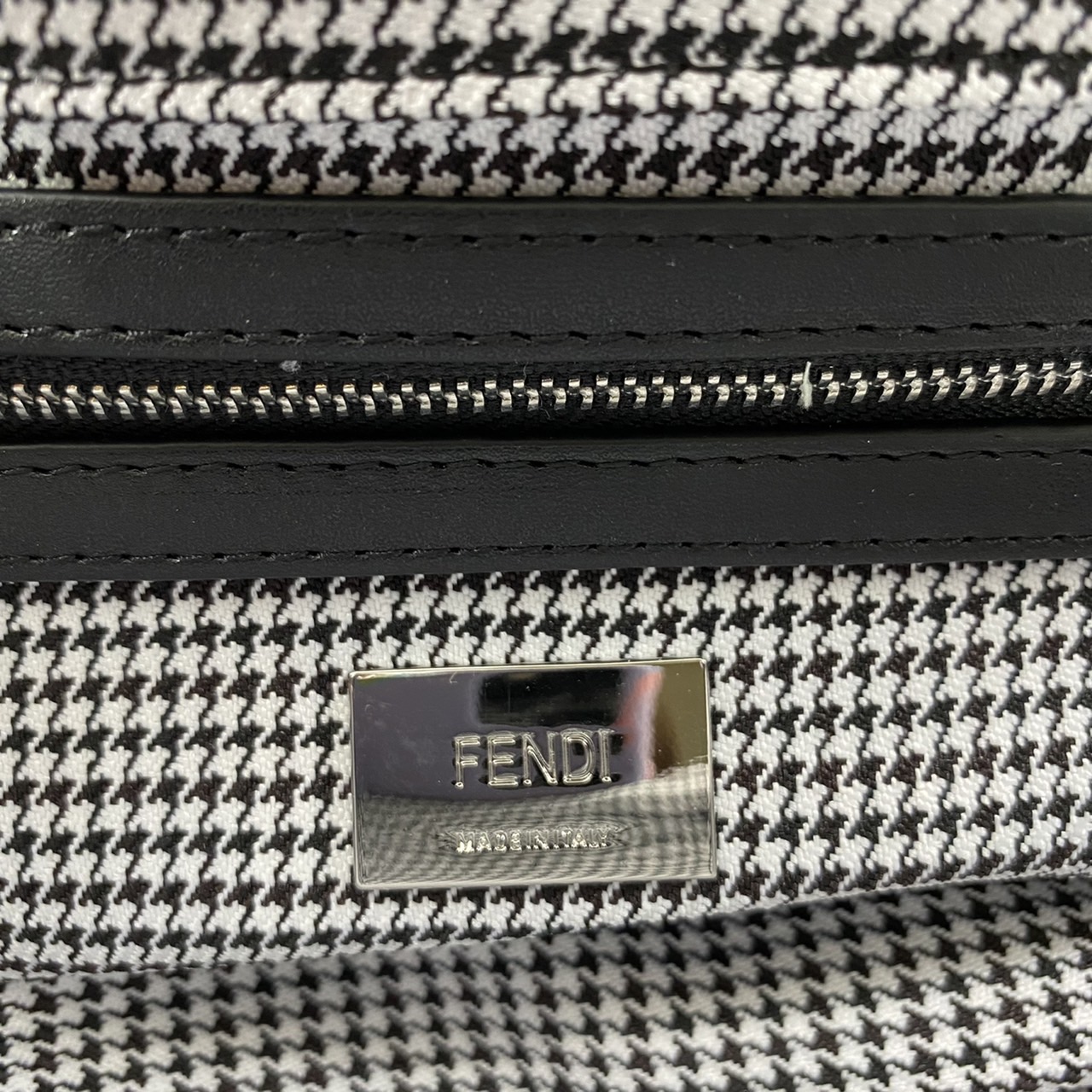 Fendi Baguette FF Tapestry Fabric Bag 26cm เกรดออริจินอล กระเป๋าทรง Baguette ลวดลาย FF สไตล์วินเทจ สามารถถือด้วยมือหรือสะพายไหล่หรือสะพายข้างด้วยที่จับหนังและสายสะพายไหล่ ทั้งสองแบบถอดออกได้ สวยหรู ใบนี้ไม่ควรพลาดค่า