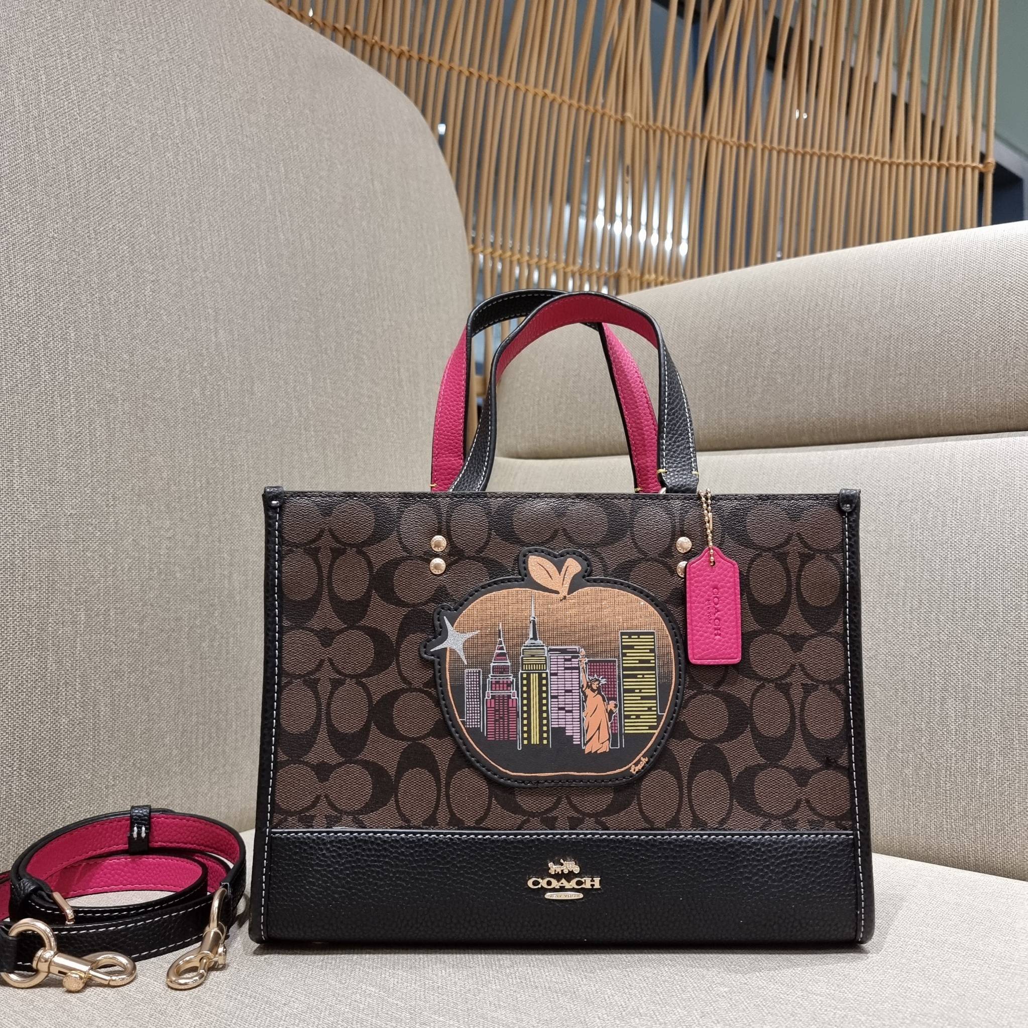 OUTLET 】COACH C6921 DEMPSEY CARRYALL IN SIGNATURE CANVAS WITH SOUVENIR SKYLINE APPLE ใหม่ล่าสุด จัดใหญ่ให้ไปเลย!! กระเป๋าทรงโท้ทไซส์ใหญ่กำลังสวย ใส่ของได้แบบจุๆ โดดเด่นด้วยโลโก้สุดหรู วัสดุหนังแคนวาสคุณภาพดีสลับหนัง pepble ภายในกระเป๋าเป็นช่องโล่ง ใส่ของส