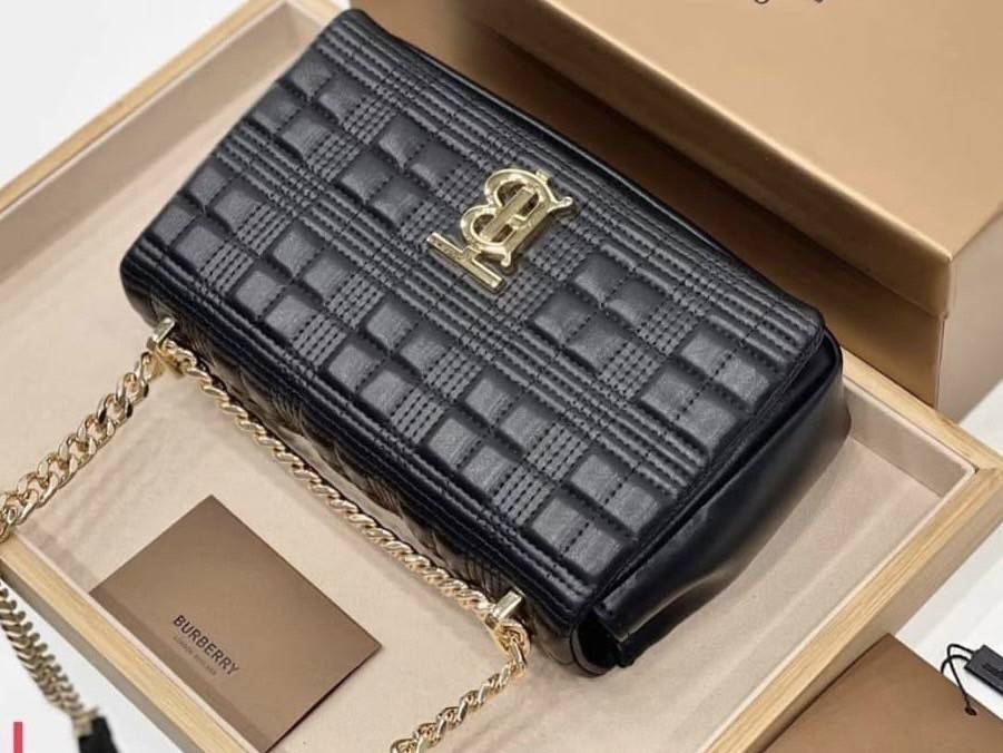 Burberry Quilted Lambskin Lola Bag BURBERRY FRAGRANCES QUITED LAMBSKIN BAG VIP GIFT WITH PURCHASE GWP พรีเมี่ยมกิ๊ฟ Limited จาก BURBERRY Perfume DutyFree หนังแท้ Lambskin หนังนิ่มสวยขึ้นรูปเงา ขนาดกำลังดู ใบฮอตอีกหนึ่งรุ่นที่กำลังมาแรง