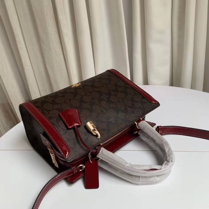 COACH ZOE CARRYALL IN SIGNATURE CANVAS เดอะเบสท์แห่งปี ต้องยกให้พี่คนสวยใบนี้เลย!! รุ่นที่สาวๆตามหา หายากอีกหนึ่ง กระเป๋าถือ/สะพายทรงสวย คลาสสิค ใบใหญ่จุคุ้ม มีดีเทลน่ารักๆที่แม่กุญแจ สามารถล็อคหัวซิปได้ กุญแจซ่อนในพวงหนังห้อยก็น่ารักไปอีก ภายในโล่งกว้าง 